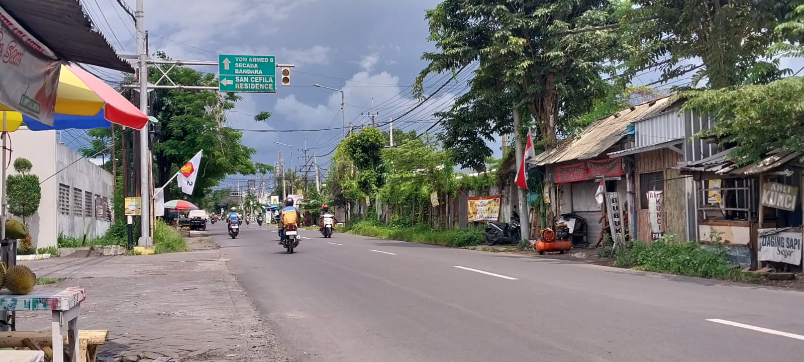 LOKASI: Lokasi jalan Teuku Umar, tepatnya depan Perumaham Can Cevilla tempat kejadian perkara (TKP) kecelakaan beruntun yang melibatkan truk box dan tiga pengendara sepeda motor. (JUMAI/RJ)