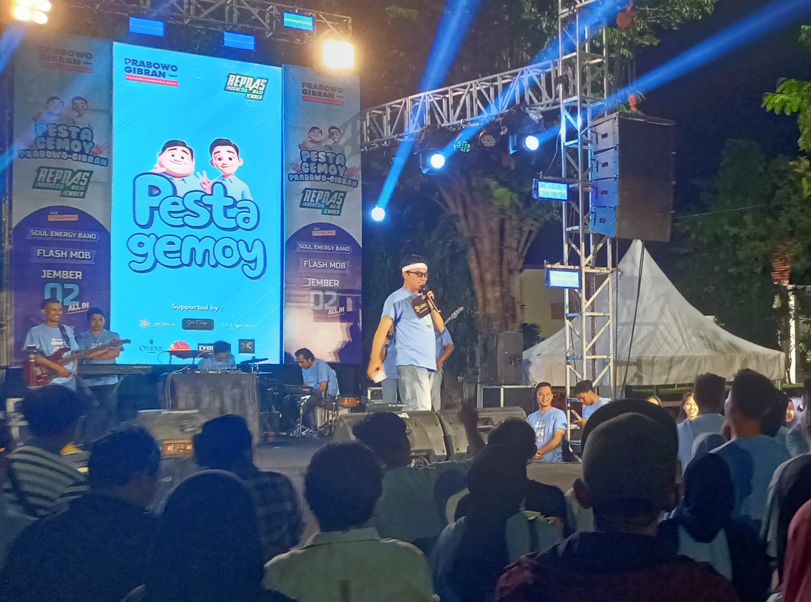 KAMPANYE TERBUKA: Barisan pendukung Paslon Capres-cawapres No. 02 Prabowo Gibran, saat melakukan kampanye, di Double Way GOR Kaliwates Jember, Jumat malam (9/2). (MAULANA/RADAR JEMBER)