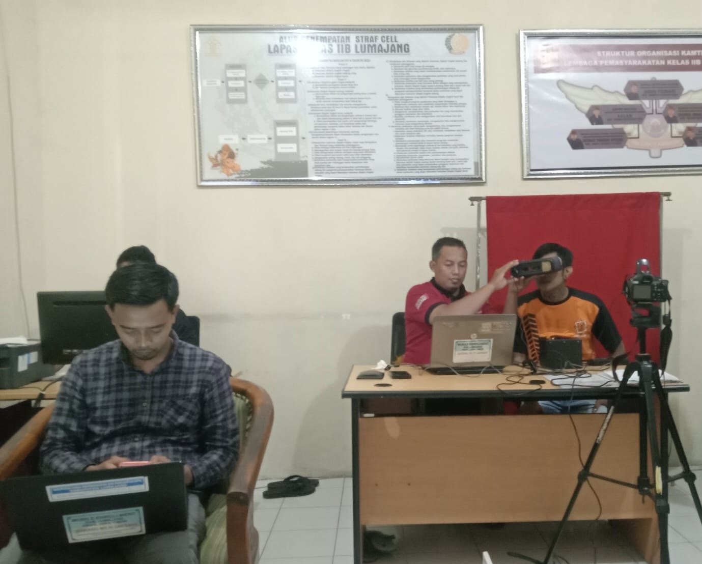 DIREKAM: Inovasi Dukcapil Lumajang kejar target melakukan perekaman di Lapas Lumajang.