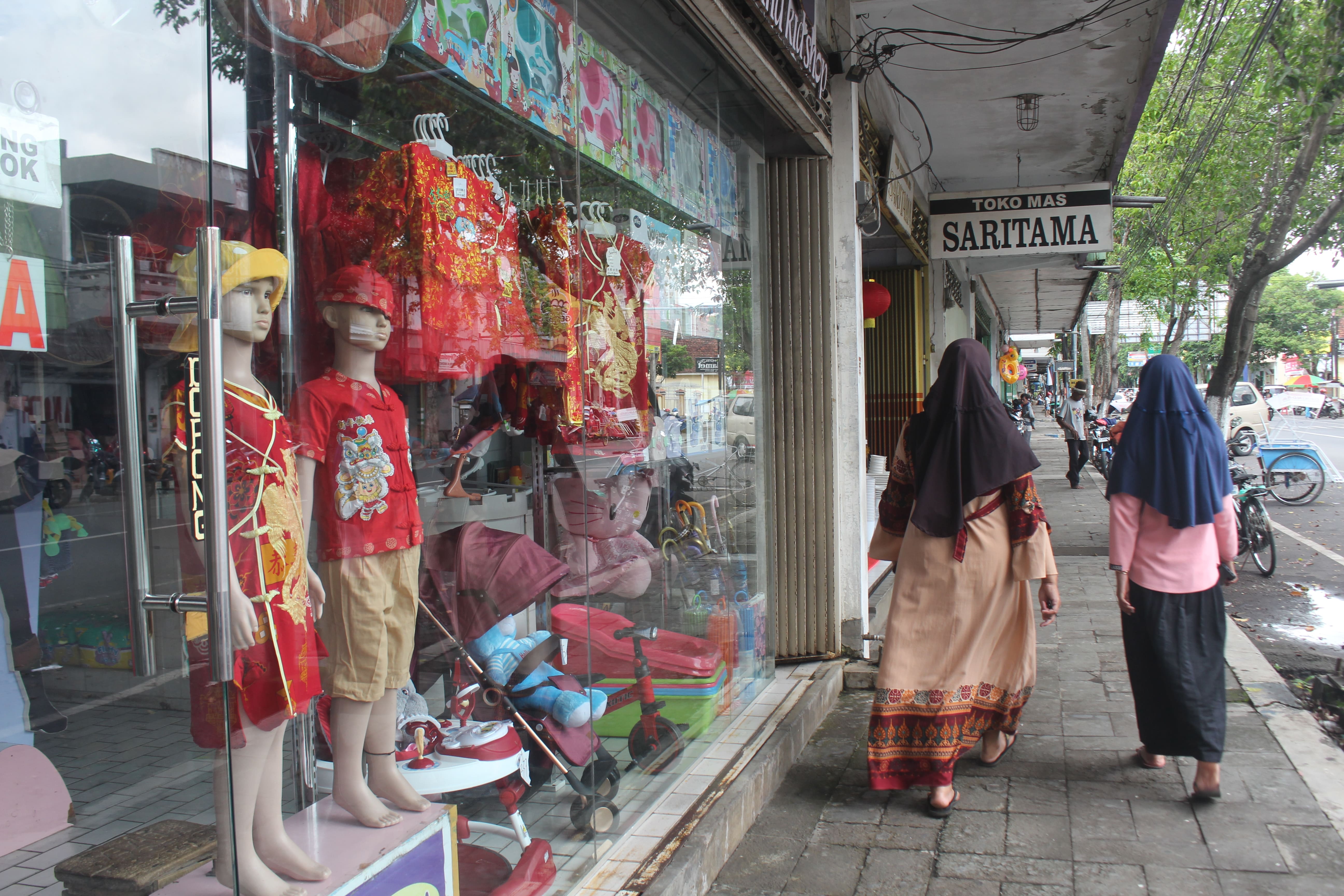 PERTOKOAN: Toko di pecinan menjajakan busana untuk perayaan Imlek. Kawasan ini masih jadi pusat ekonomi Bondowoso.(HILMI BASKORO/RADAR JEMBER)