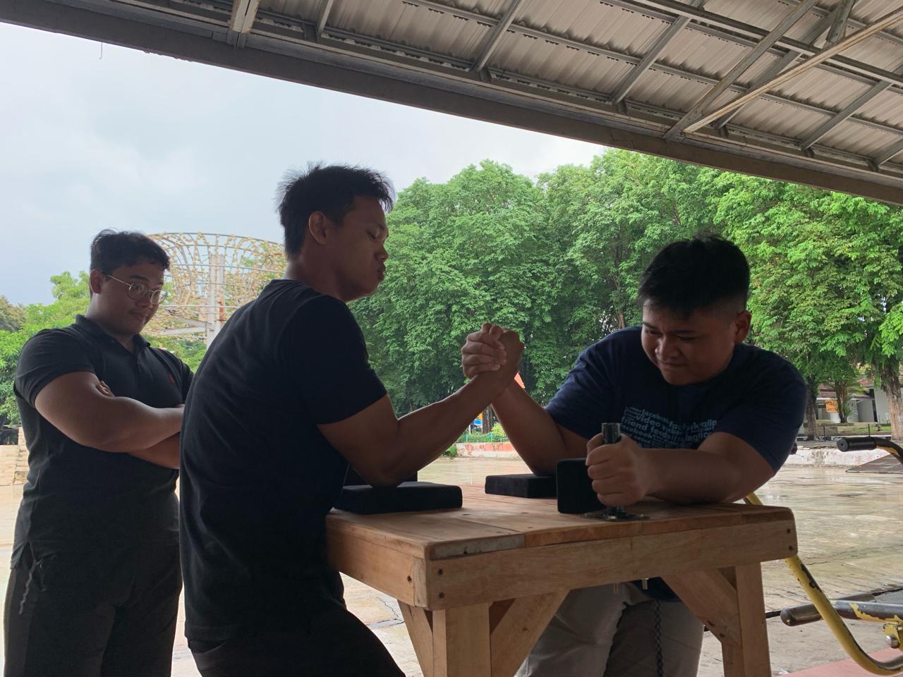 ADU PANCO: Kekuatan otot menjadi modal utama bisa memenangkan permainan adu panco.(ADE APRYANIS/RAME)