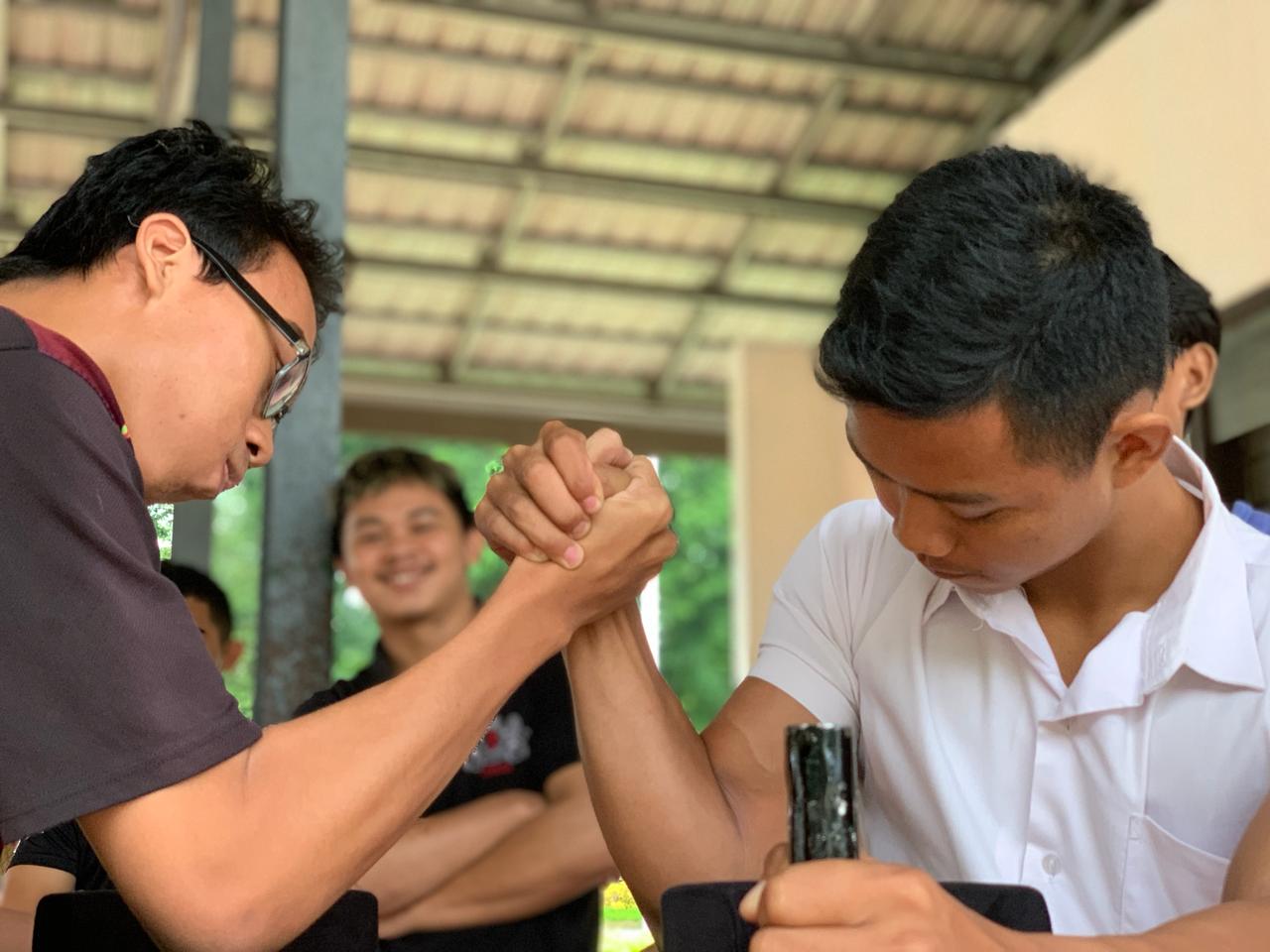 ADU PANCO: Kekuatan otot menjadi modal utama bisa memenangkan permainan adu panco.