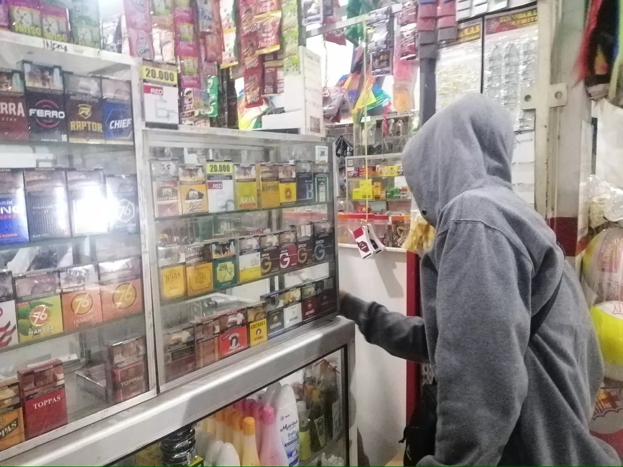 BANYAK DICARI : Rokok masih menjadi incaran warga, dengan berbagai macam merk yang di edarkan. (ILHAM/RADAR JEMBER)