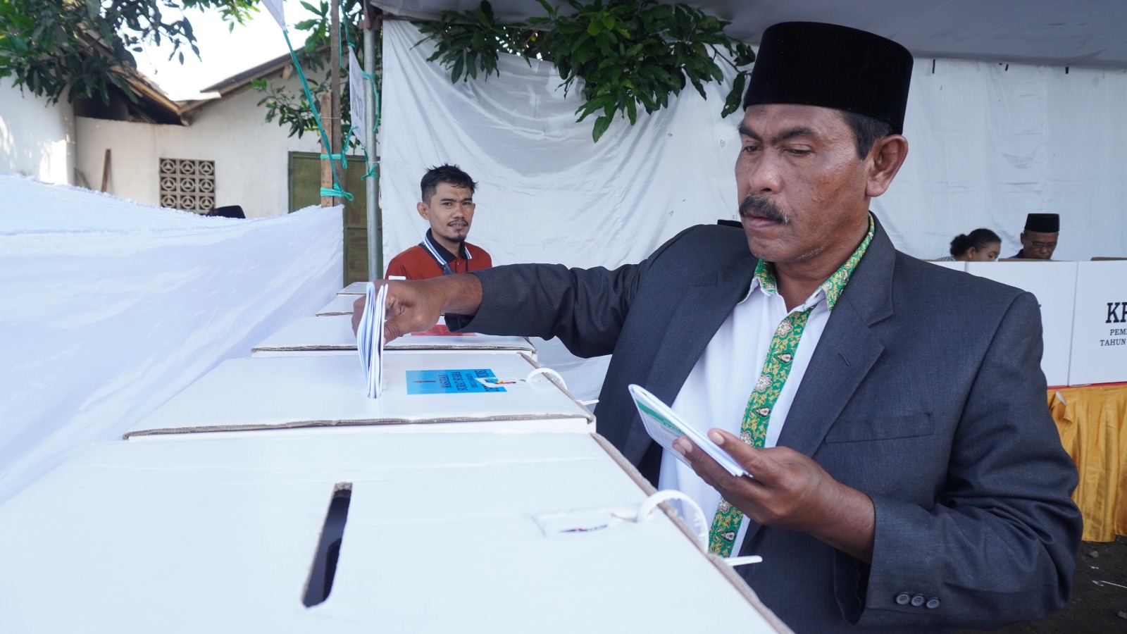 CALEG PKB: Hafidi, caleg PKB yang juga Ketua Komisi D DPRD Jember, memasukkan surat suara yang sudah dicoblos ke kotak suara.(JUMAI/RADAR JEMBER)