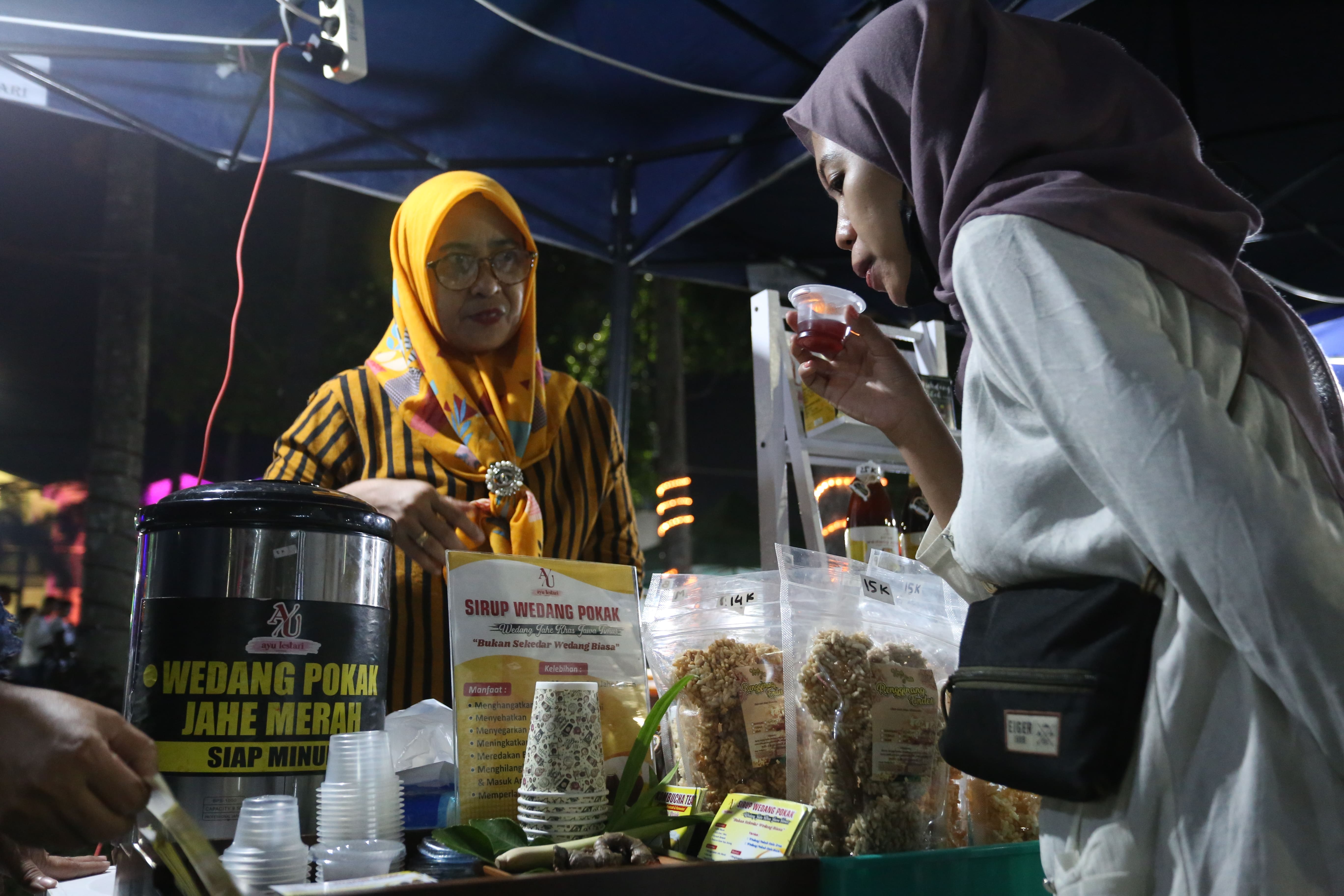 WAJIB BERSERTIFIKAT HALAL: Pelaku UMKM di wilayah Kecamatan Kaliwates melayani pelanggan, beberapa waktu lalu. Saat ini, pemerintah mengatur agar produk memiliki sertifikat halal.AZQAL AZKIYA / RADAR