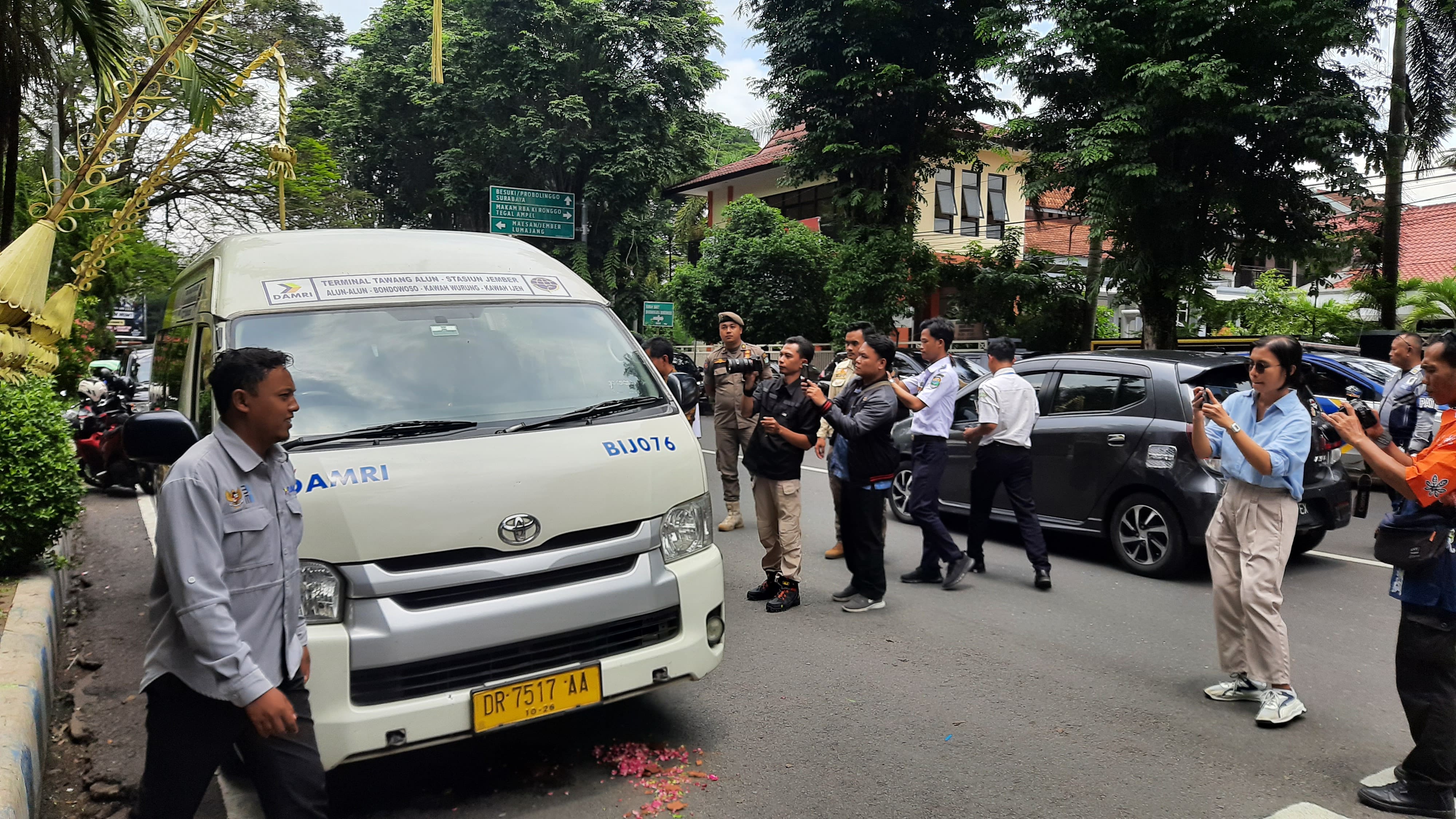 FAQIH HUMAINI/RADAR IJEN TERPARKIR: Armada bus Damri yang siap menuju lokasi wisata kawah ijen.