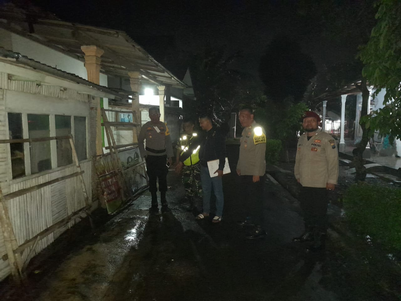 CEK LOKASI: Kepolisian datang ke TKP saksi dari PAN bernama Samson yang ambruk dan meninggal setelah pulang dari TPS, Rabu (14/2).