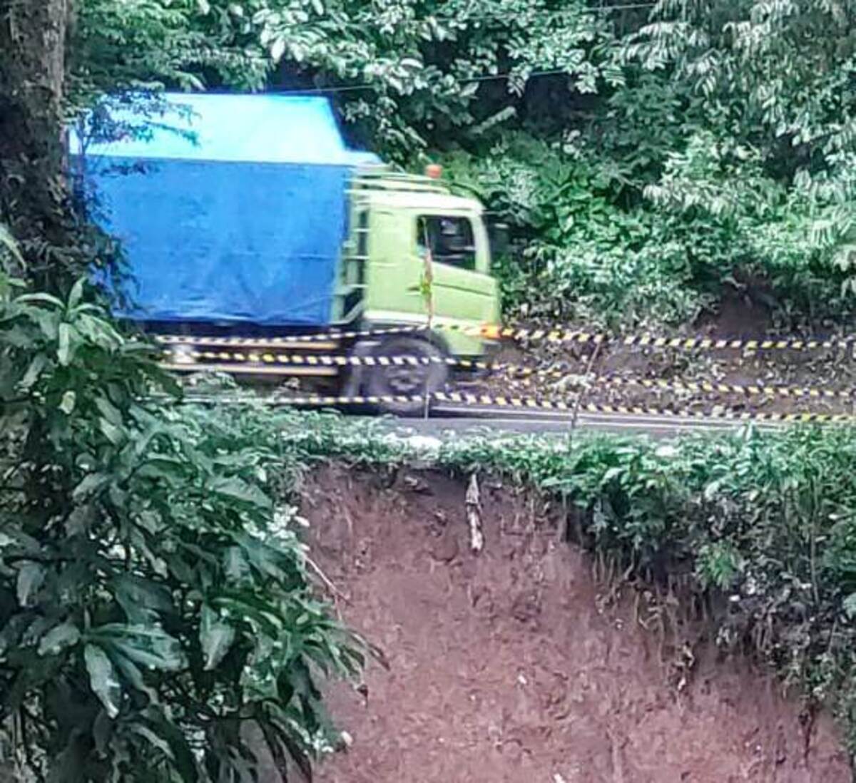 SIAGA: TRC BPBD Jember siap siaga di puncak gumitir, Desa Sidomulyo, Kecamatan Silo, Jember Jumat (16/2/2024). (Jumai/radarjember)