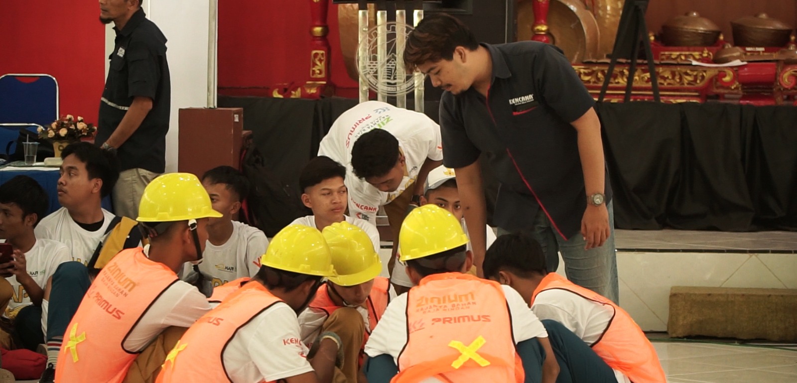 TRANSFER ILMU: Siswa SMKN 2 Jember mempraktekkan pembuatan kuda-kuda dari baja ringan di Aula SMKN 2 Jember yang dibimbing langsung Himpunan Aplikator Indonesia (Hapi) wilayah Tapal Kuda.