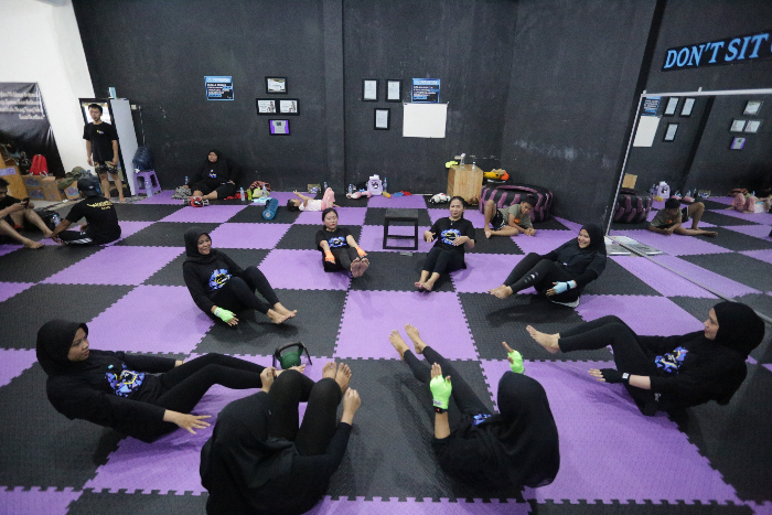 HIDUP SEHAT: Crossfit, kini digemari oleh banyak warga Jember. Selain bisa membuat tubuh sehat, olahraga ini juga dapat melatih konsentrasi. (Azzqal/ Radar Jember)