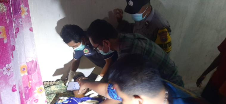 BUNUH DIRI: Petugas medis dan Polsek Puger melihat kondisi korban setelah ditemukan gantung diri di kamar rumahnya. (Polsek Puger for Radar Jember)