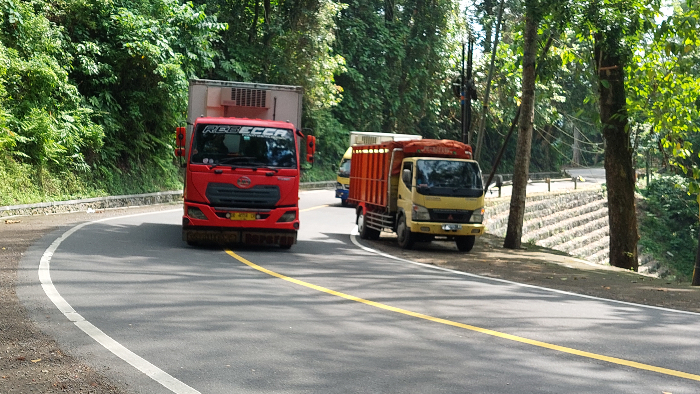 JANGAN DITIRU: Sebuah truk terpantau melintas dan melewati marka jalan di Gumitir. (JUMAI/RADAR JEMBER)