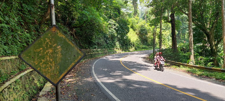TIDAK BISA DIBACA: Kondisi rambu lalu lintas di Jalur Gumitir banyak yang sudah dalam kondisi parah. Padahal rambu tersebut membantu para pengendara. (JUMAI / RADAR JEMBER)
