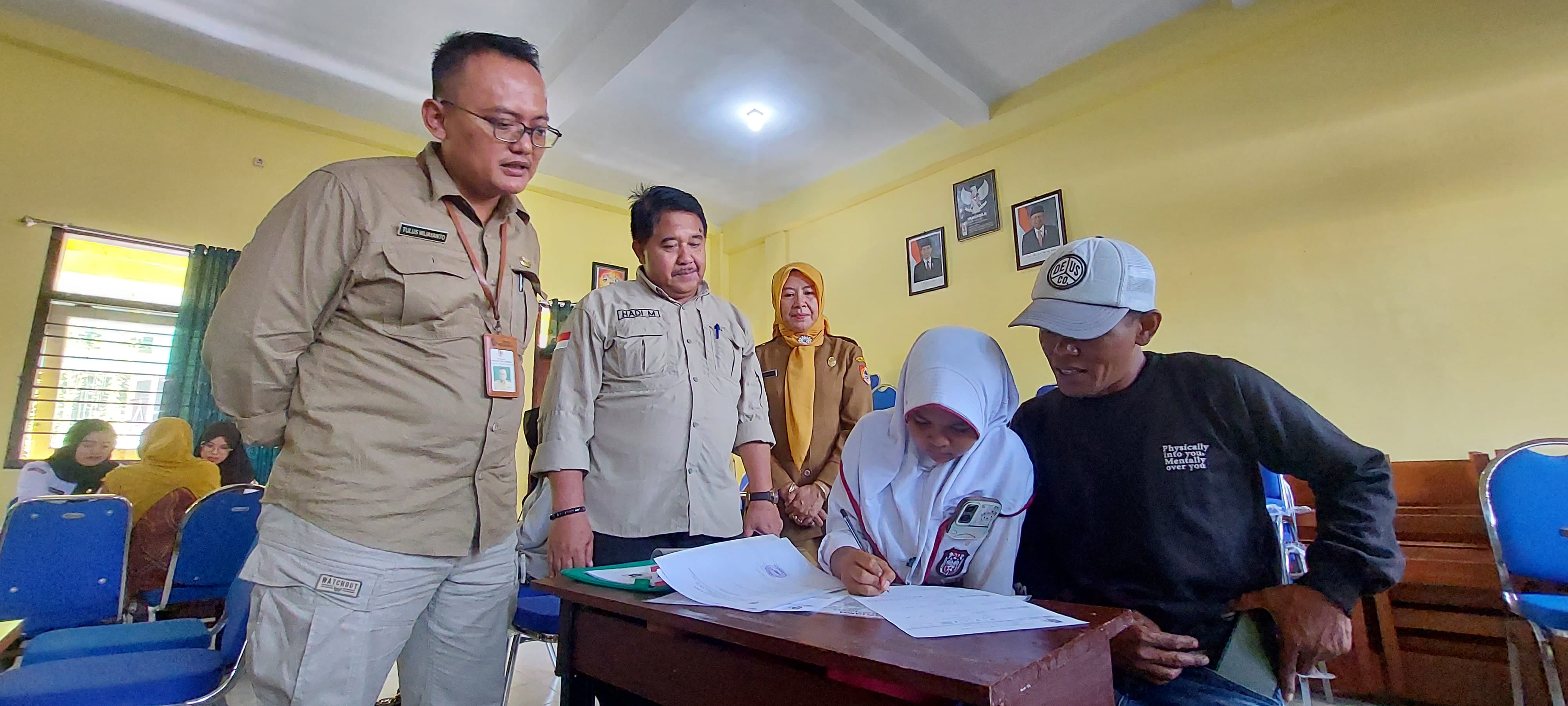 MEMANTAU: Kepala Dispendik Jember Hadi Mulyono bersama stafnya melihat proses PPDB di SMPN 1 Rambipuji, kemarin (20/2).JUMAI/RADAR JEMBER