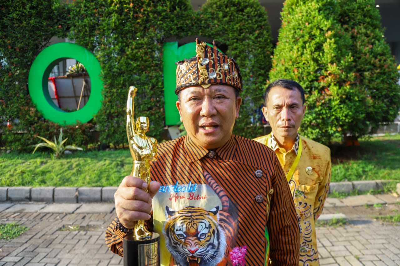"Berikan pemahaman kepada warga, baik ataupun buruknya pemkab. Silakan. Asal dengan solusi. Torehan ini sangat membanggakan.&rdquo; HENDY SISWANTO Bupati Jember