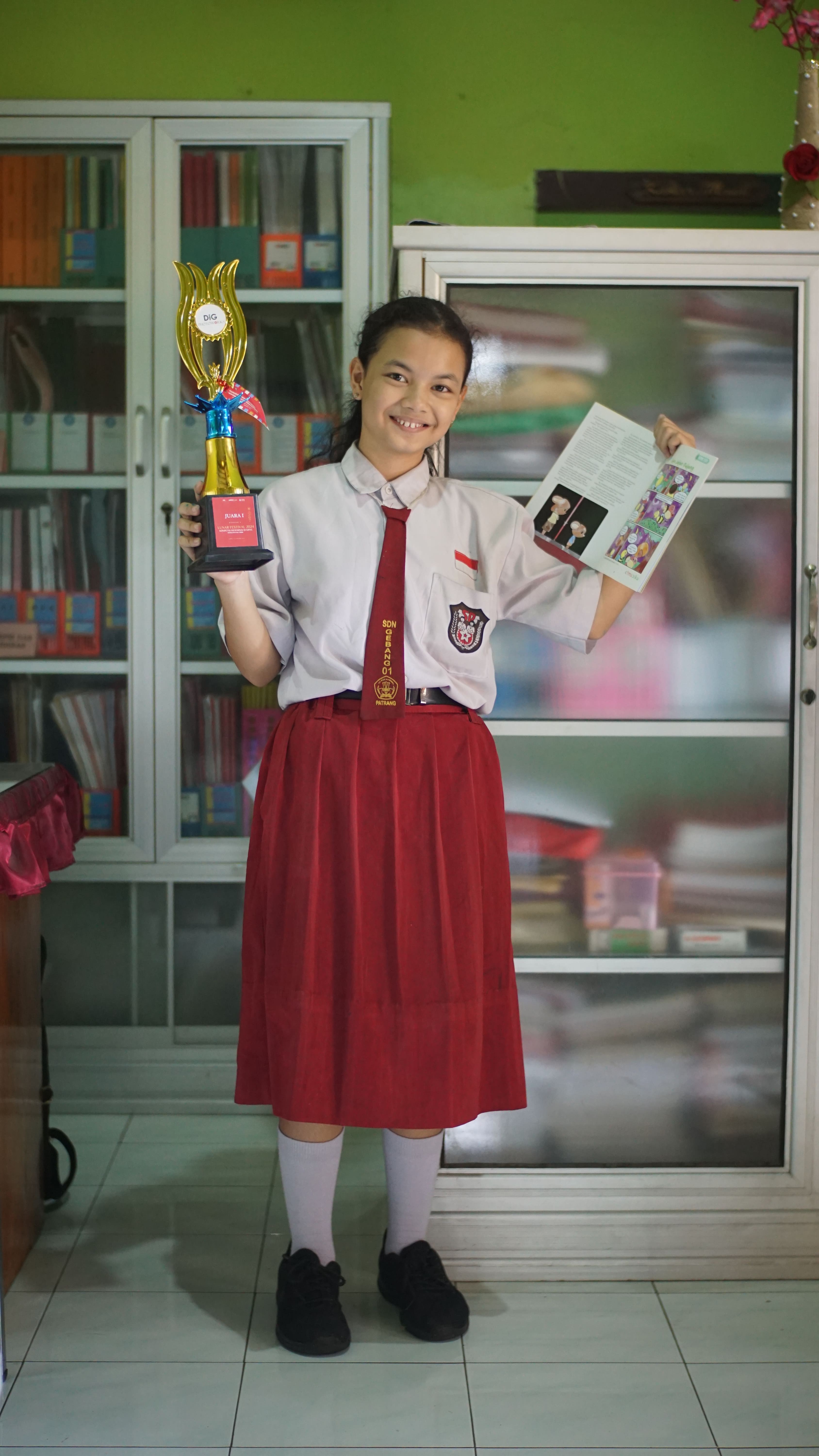 KREATIF: Malika Najla Raniah Armawan, komikus cilik yang merupakan siswi SDN Gebang 01.(YULIO/RADAR JEMBER)