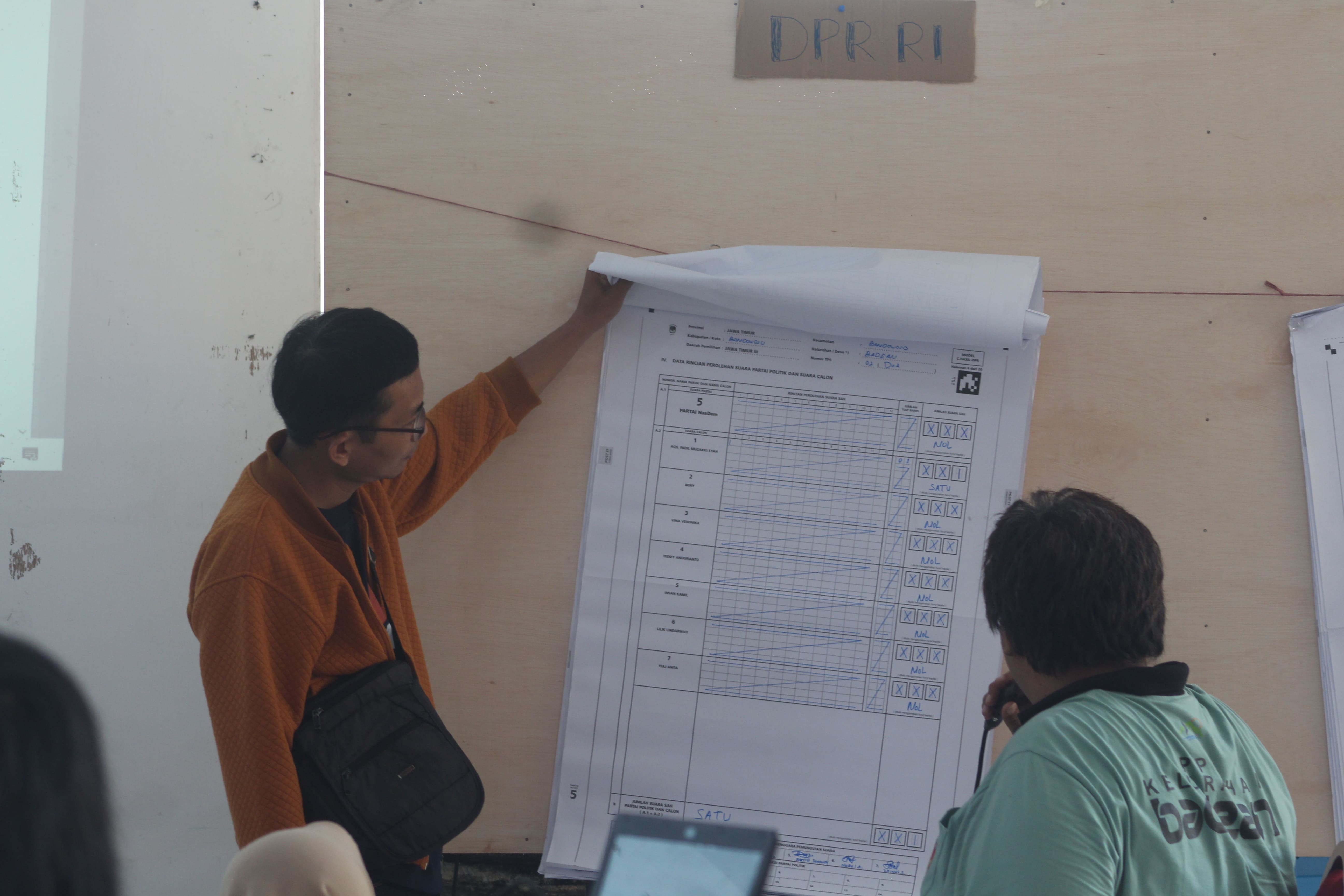 HITUNG: Petugas pemilu tengah menghitung perolehan suara pileg Bondowoso di Kantor Kecamatan Bondowoso (20/2). HILMI BASKORO/RADAR IJEN