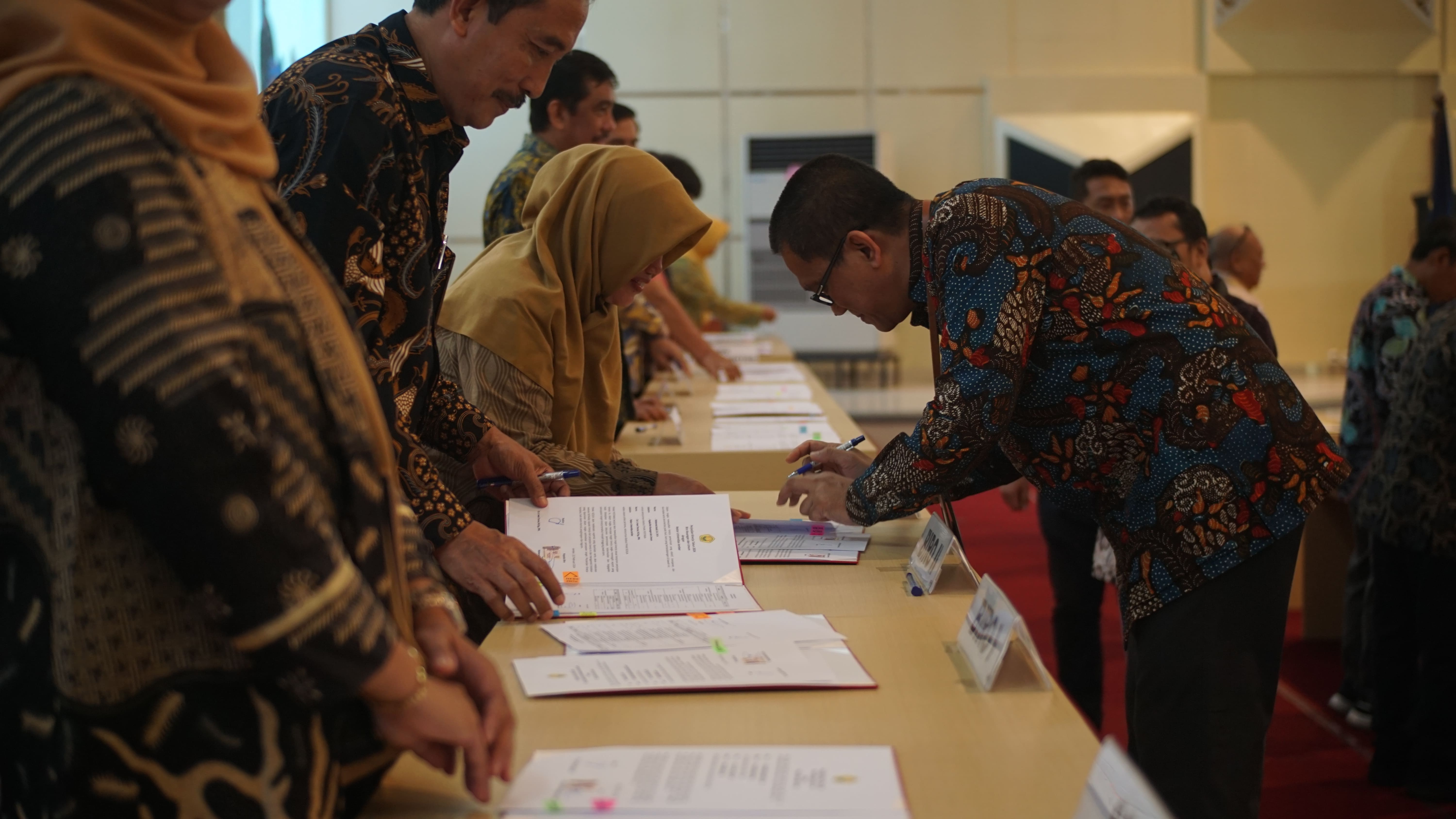 DICANANGKAN: Rektor Unej Iwan Taruna menandatangani pakta integritas pencanangan pembangunan zona integritas wilayah bebas korupsi, kemarin (22/2), di Gedung Soetardjo, Unej.(YULIO/RJ)