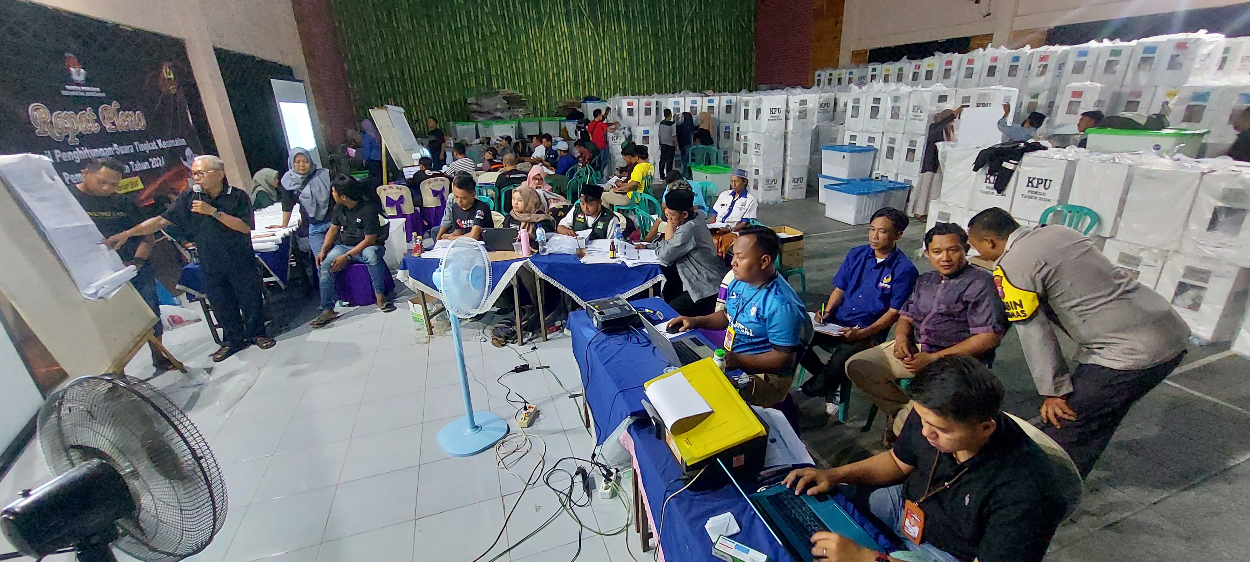 SEMANGAT KERJA: Susana rekapitulasi suara pemilu di Kecamatan Jenggawah, Selasa (20/2) malam.JUMAI/RADAR JEMBER