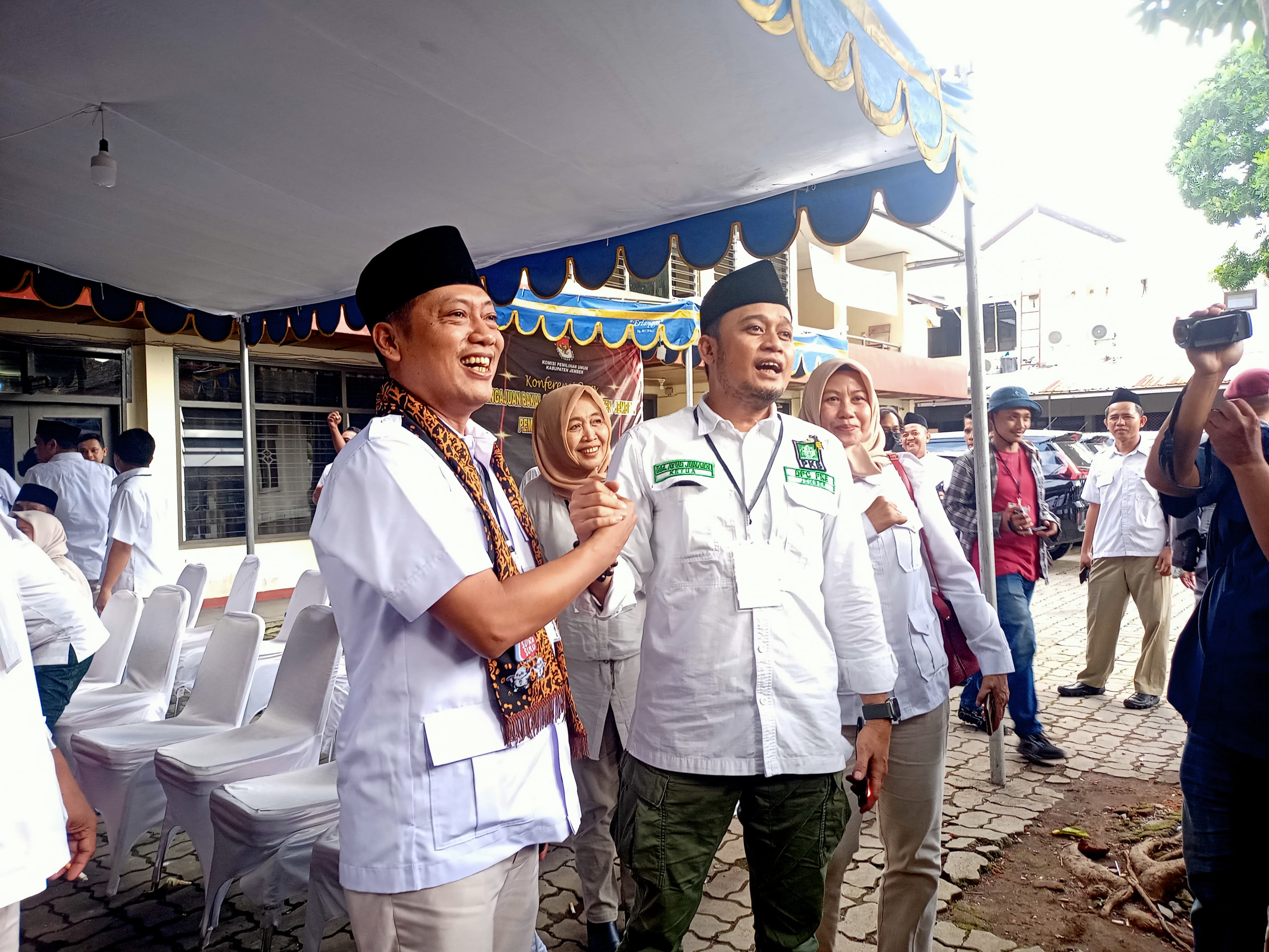 AKRAB: Ketua Partai Gerindra Jember Ahmad Halim dan Ketua PKB Jember M. Ayub Junaidi di KPU Jember, beberapa waktu lalu.