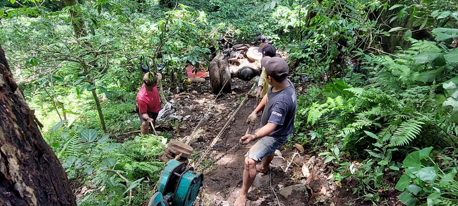 DEREK MANUAL: Saat proses evakuasi truk fuso P 8099 UF yang mengalami kecelakaan di KM 37 dalam proses evakuasi. (Jumai/radarjember.id)