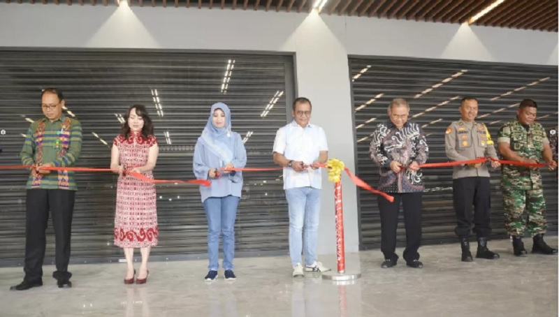 Pj Bupati Bondowoso, Bambang Soekwanto (Baju Putih), bersama Pj Sekda, Forkopimda dan Manajemen KDS memotong pita untuk menandai pembukaan pusat perbelanjaan modern di Jl Mastrip, Bondowoso