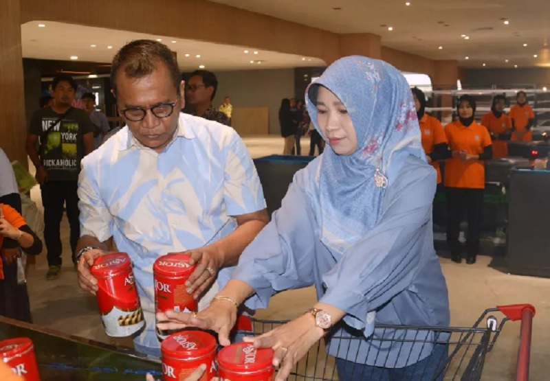 Pj Bupati dan Pj Sekda Bondowoso menjadi customer pertama pusat perbelanjaan KDS Bondowoso, sabtu (24/2)