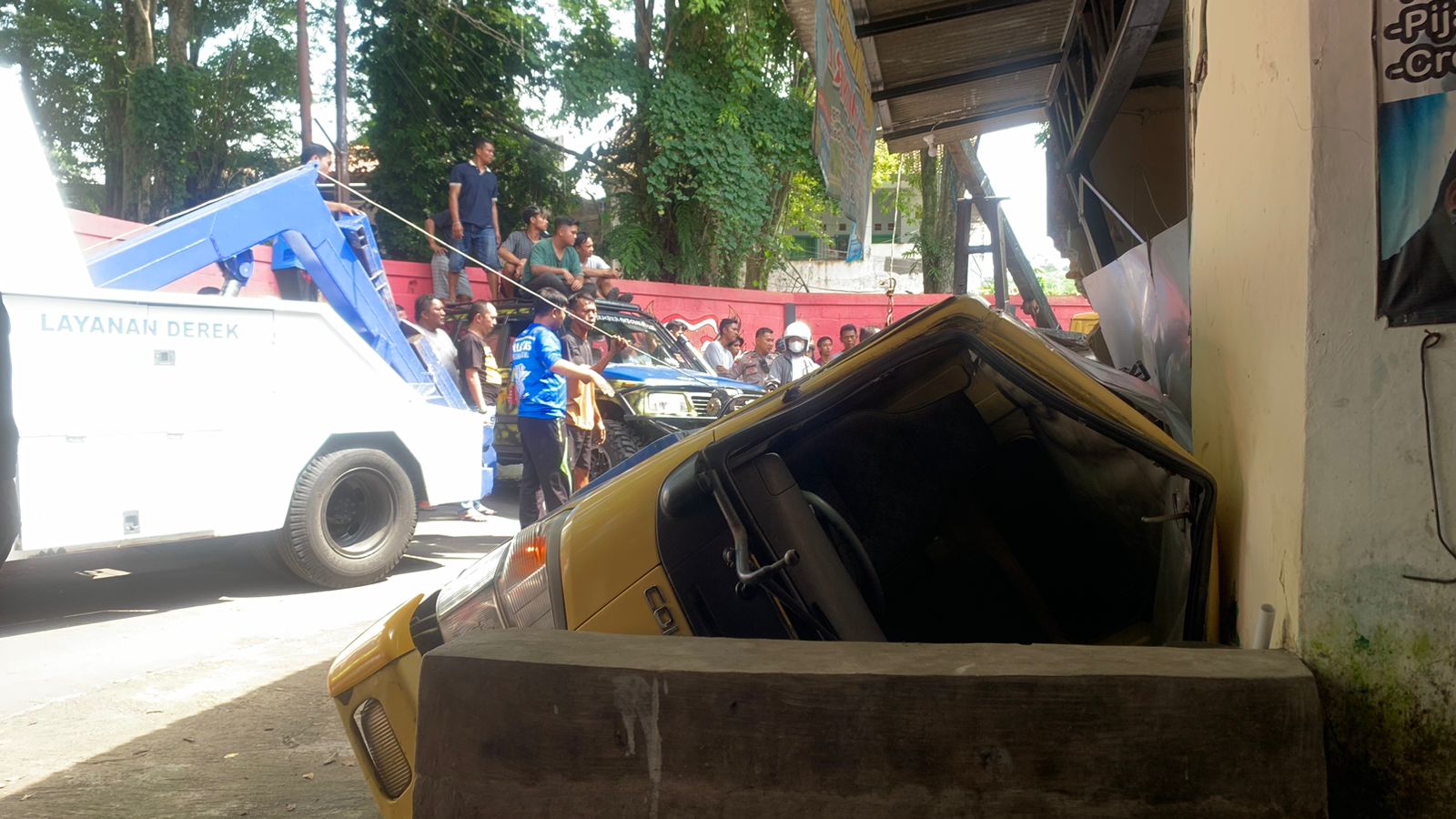 TERPEROSOK: Kondisi truk pengangkut air yang mengalami kecelakaan. (ILHAM/RJ)