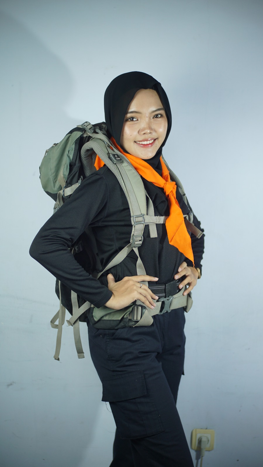 HARUS DISIAPKAN: Neni Haryanti, mahasiswa Pecinta Alam (Mapala) Mapalus Unej, bersiap untuk melakukan pendakian. YULIO FARUQ AKHMADI / RADAR JEMBER