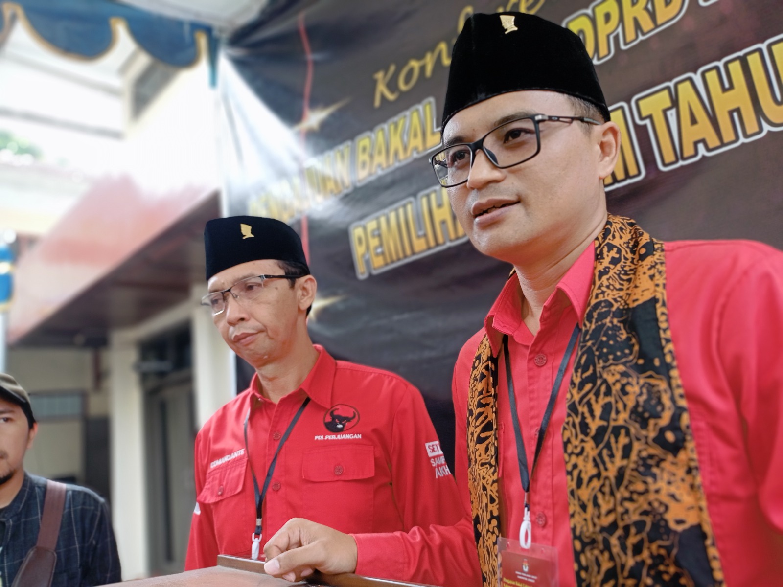 JAGA SUARA: Sekretaris DPC PDIP Jember Widarto (kanan) dan kader PDIP Edy Cahyo menyikapi banyaknya dugaan kecurangan pemilu di Jember. (MAULANA/RADAR JEMBER)