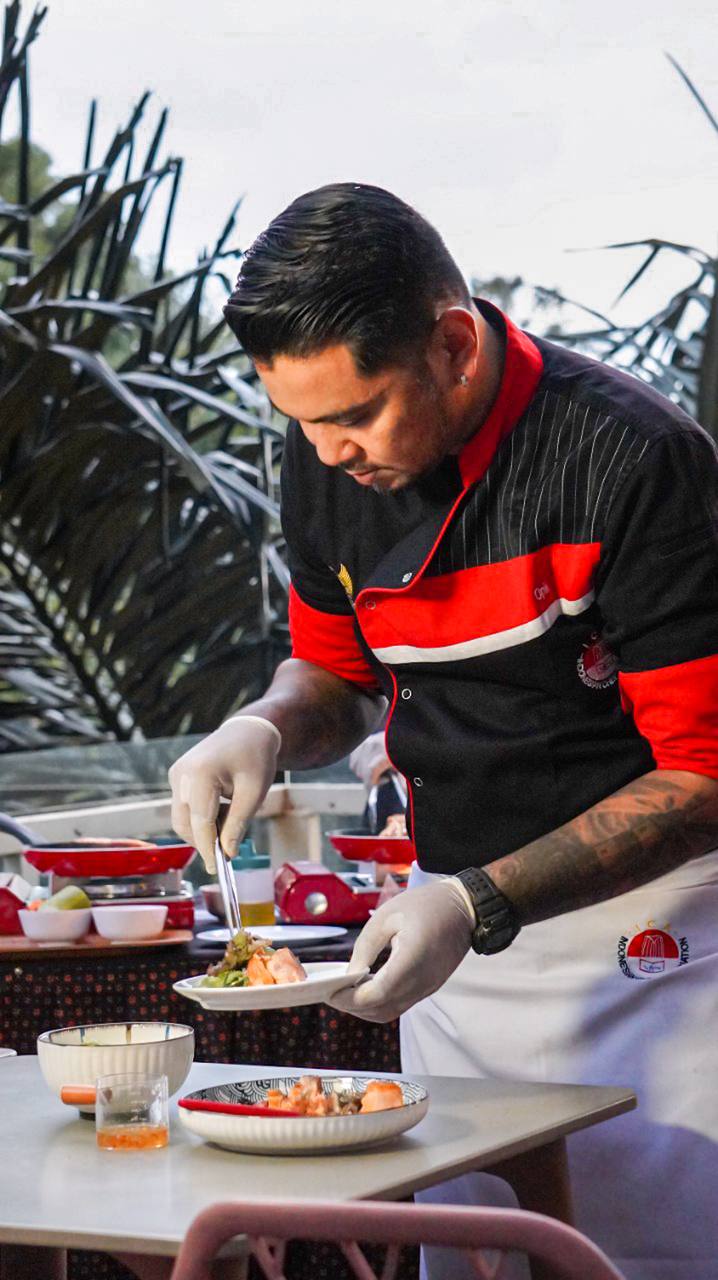 TERAMPIL: Chef Opick atau pemilik nama lengkap Taufik Hidayat mengolah berbagai makanan di dapur Cafe Tebing Kecamatan Sukorambi.(GHESSELA TIKA SIRE/RADAR JEMBER)