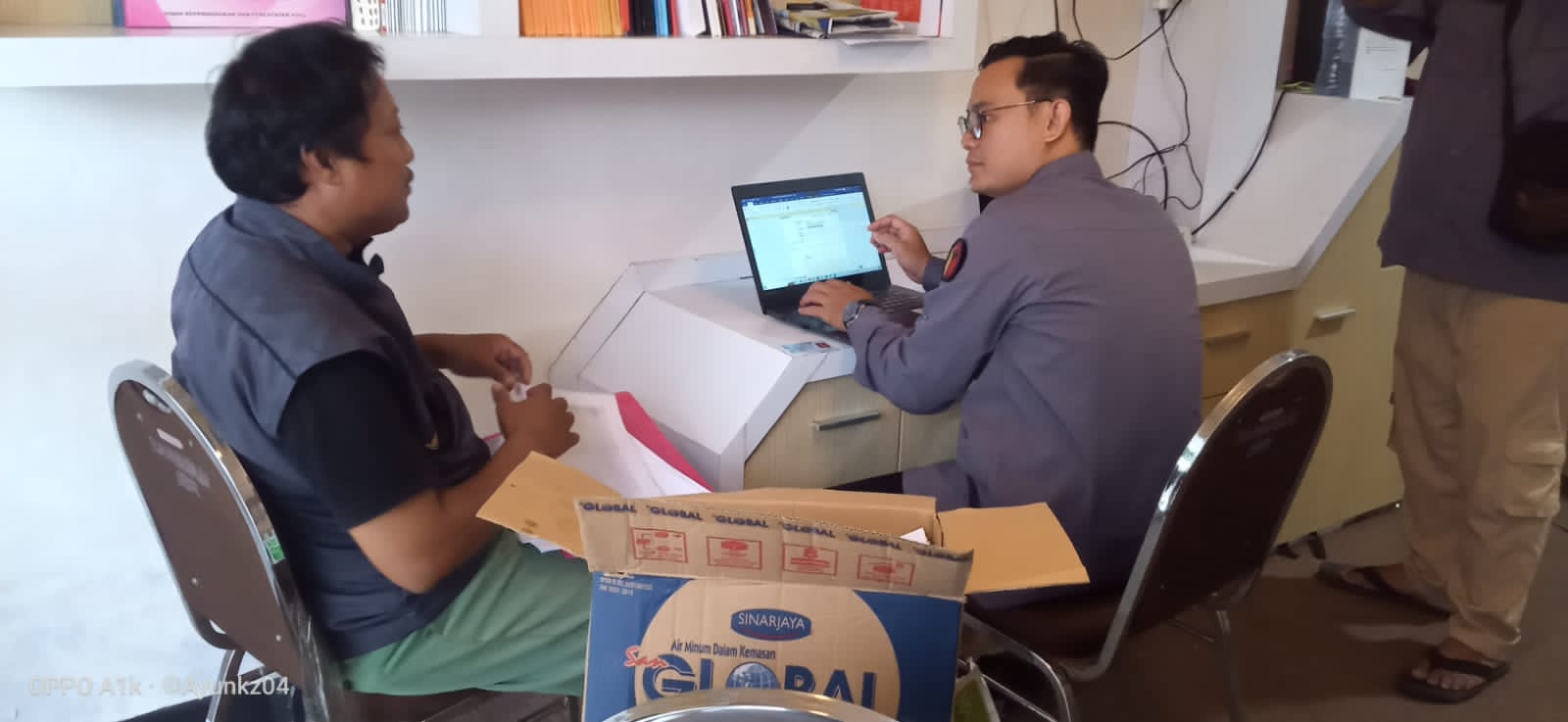 SUSUL TUNTUT KEADILAN: Rombongan dari tim sukses caleg DPRD Provinsi Partai Golkar juga membuat laporan dugaan pelanggaran pidana pemilu ke Kantor Bawaslu Jember, Senin petang (26/2).