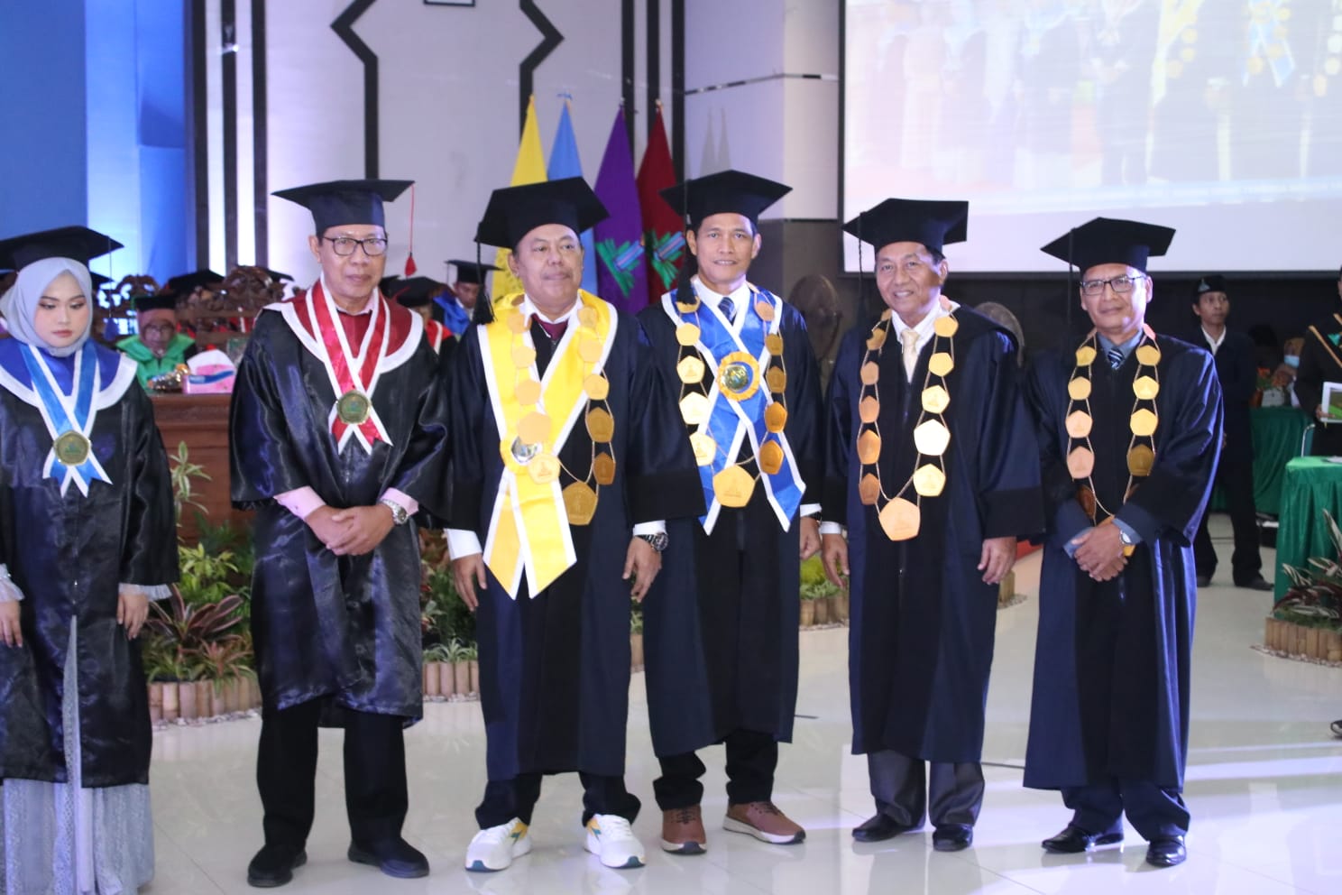 (Kiri) Supri Wisudawan Tertua pascasarjana bersama rektor UIN KHAS Jember Prof Hefni dan jajaran wakil rektor (Foto : Humas UIN KHAS Jember)