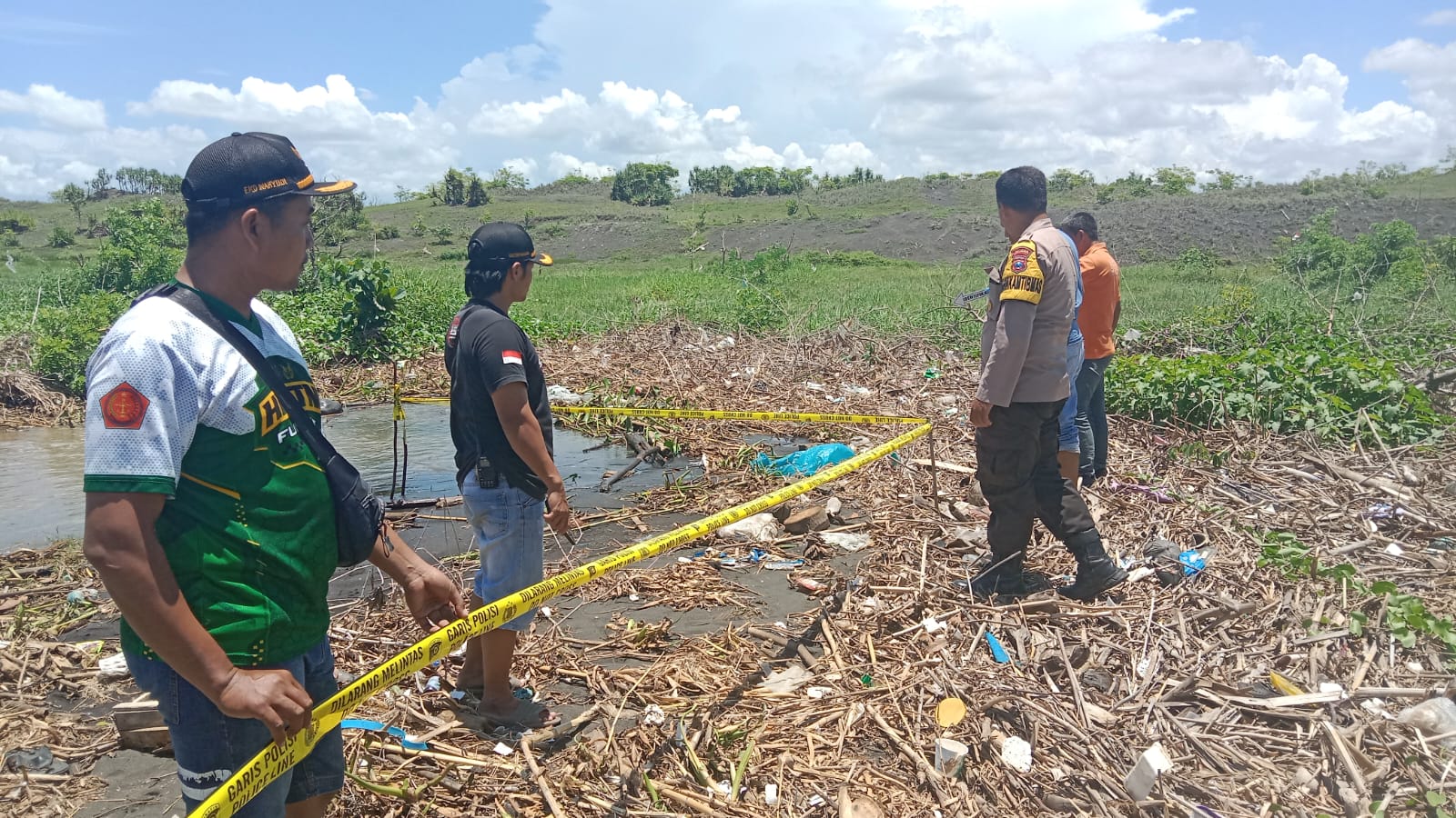 OLAH TKP: Anggota Satpol Air Puger bersama anggota Polsek Kencong saat melakukan proses evakuasi jasad korban yang ditemukan dipinggir Pantai Paseban, Kencong Selasa (27/2/2024). (Satpol Air Puger)