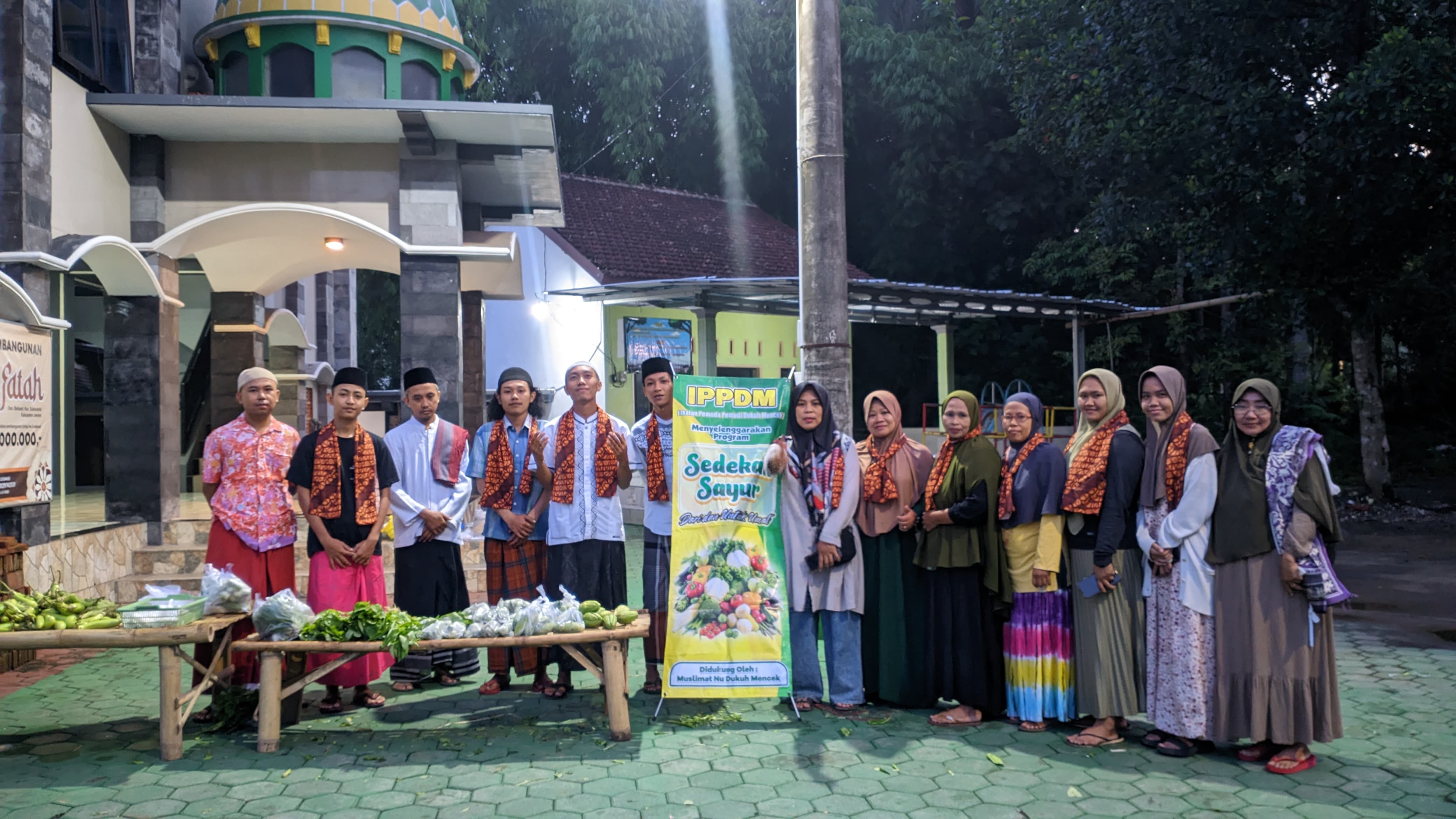ANTUSIAS: Kegiatan bagi-bagi sayur di Masjid Baiturrahman Dukuh Mencek, Sukorambi, ramai didatangi warga.(YULIO FA/RADAR JEMBER)
