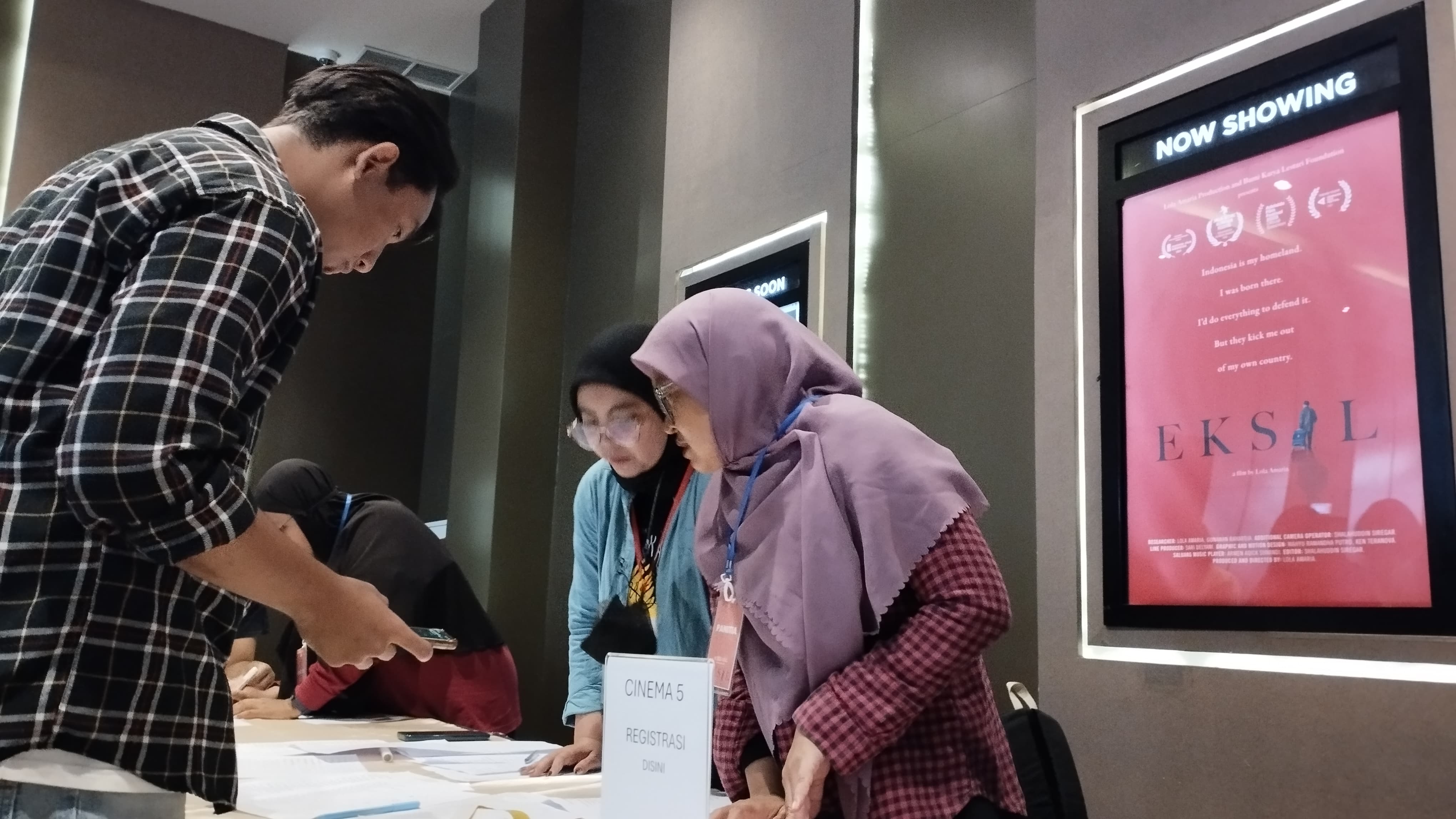 ANTUSIAS: Penonton film dokumenter Eksil mengambil tiket di Cinepolis Lippo Plaza Jember.(MEGA SILVIA/RADAR JEMBER)