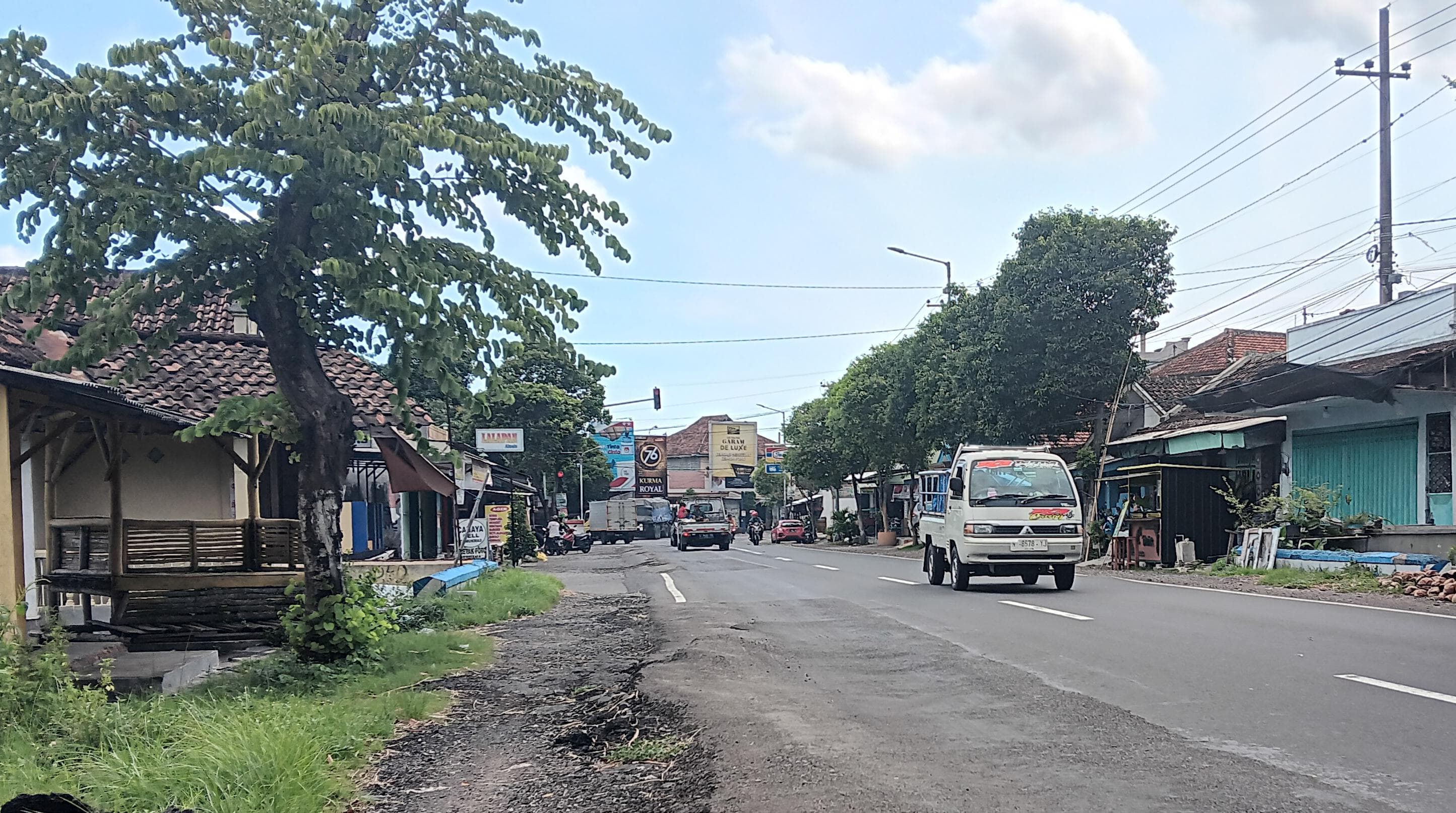 WASPADA: Jalanan rusak membahayakan pengendara di Desa Menampu, Kecamatan Gumukmas.