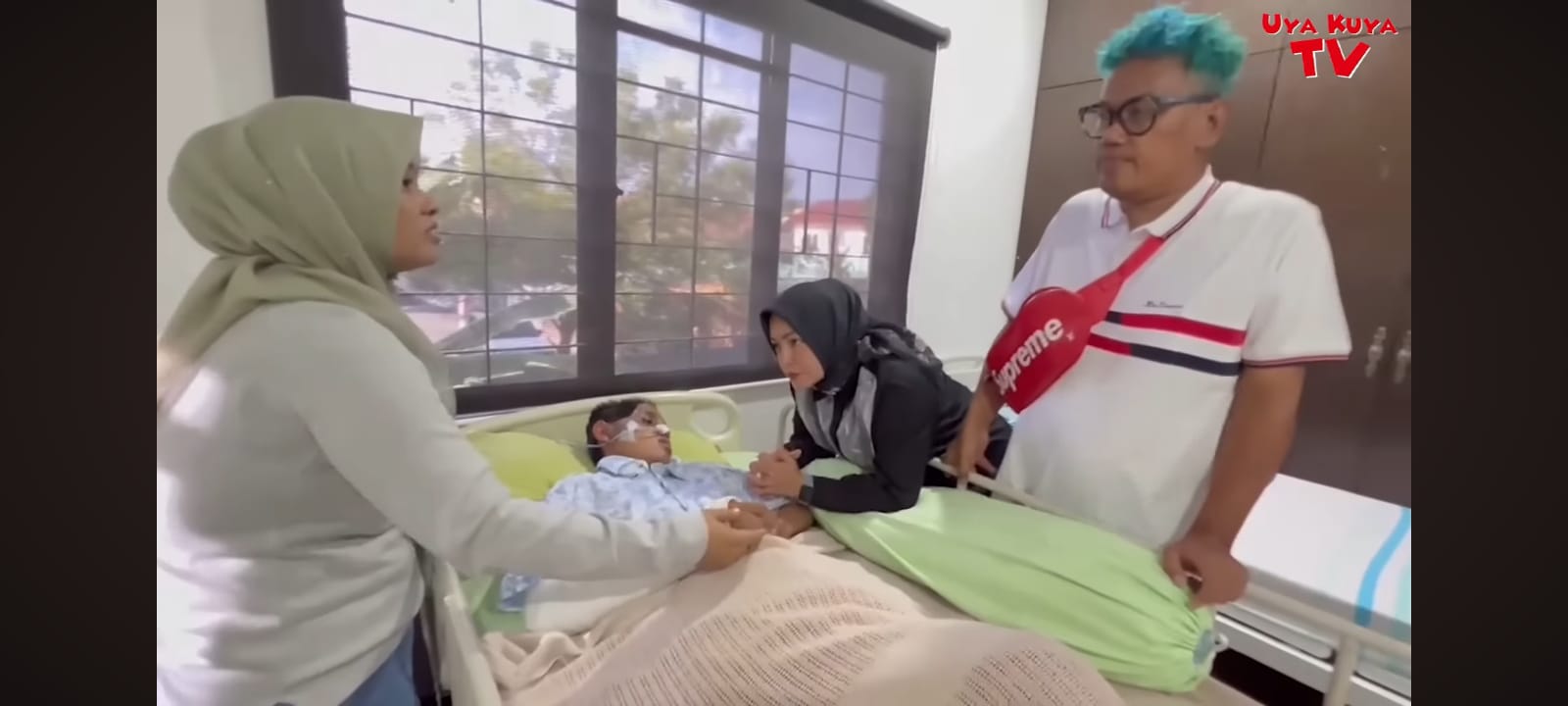 DIBESUK: Tangkapan layar chanel YouTube Uya Kuya TV, yang menunjukkan Uya Kuya saat membesuk Lilis, di sebuah rumah sakit, di Kuala Lumpur, Malaysia.