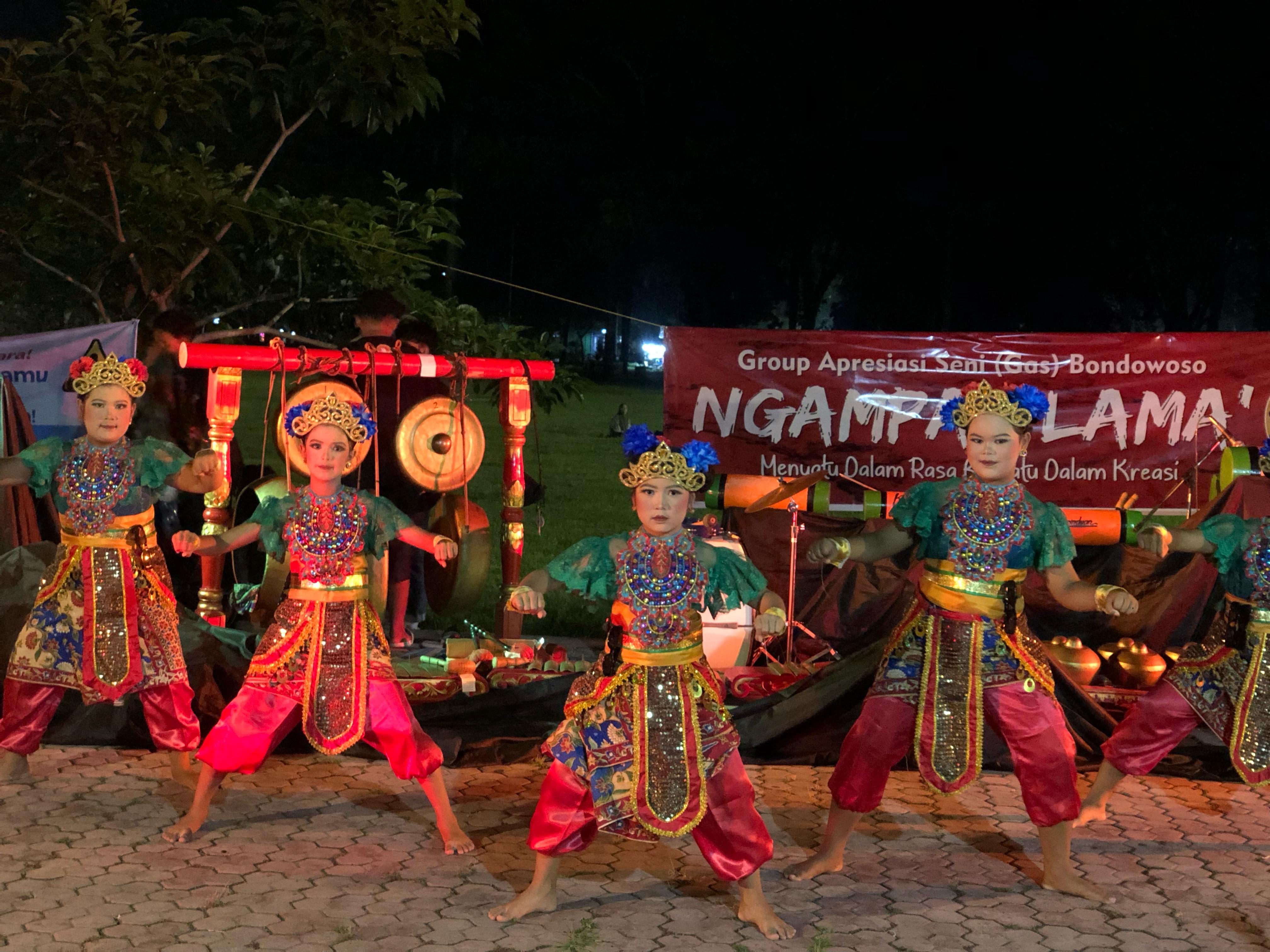 BERBUDAYA: Sanggar seni GAS Bondowoso saat tampil di Alun-Alun Bondowoso, Sabtu (2/3).
