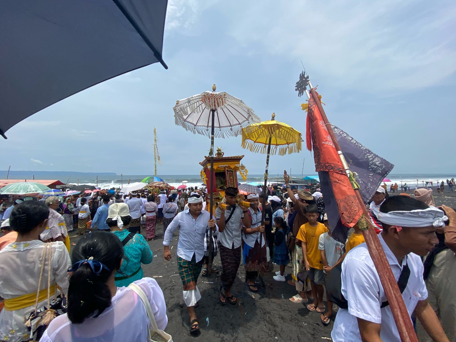 KHIDMAT: Upacara Melasti di Pantai Paseban Jember, Minggu siang (3/3).(ULUM UNTUK RADAR JEMBER)