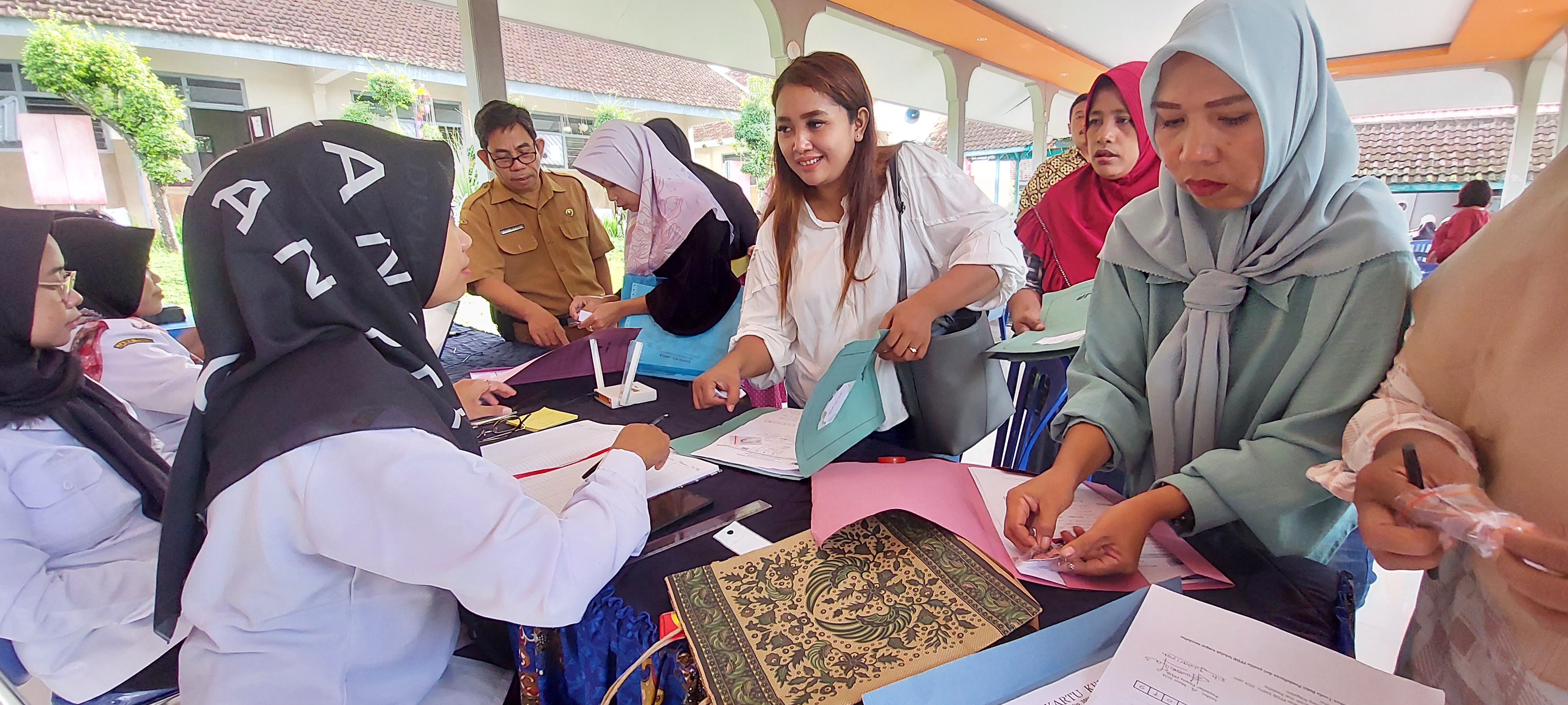 SERBU SEKOLAH: Suasana Penerimaan Peserta Didik Baru (PPDB) jalur Zonasi di SMPN 7 Jember, kemarin.(JUMAI/RADAR JEMBER)