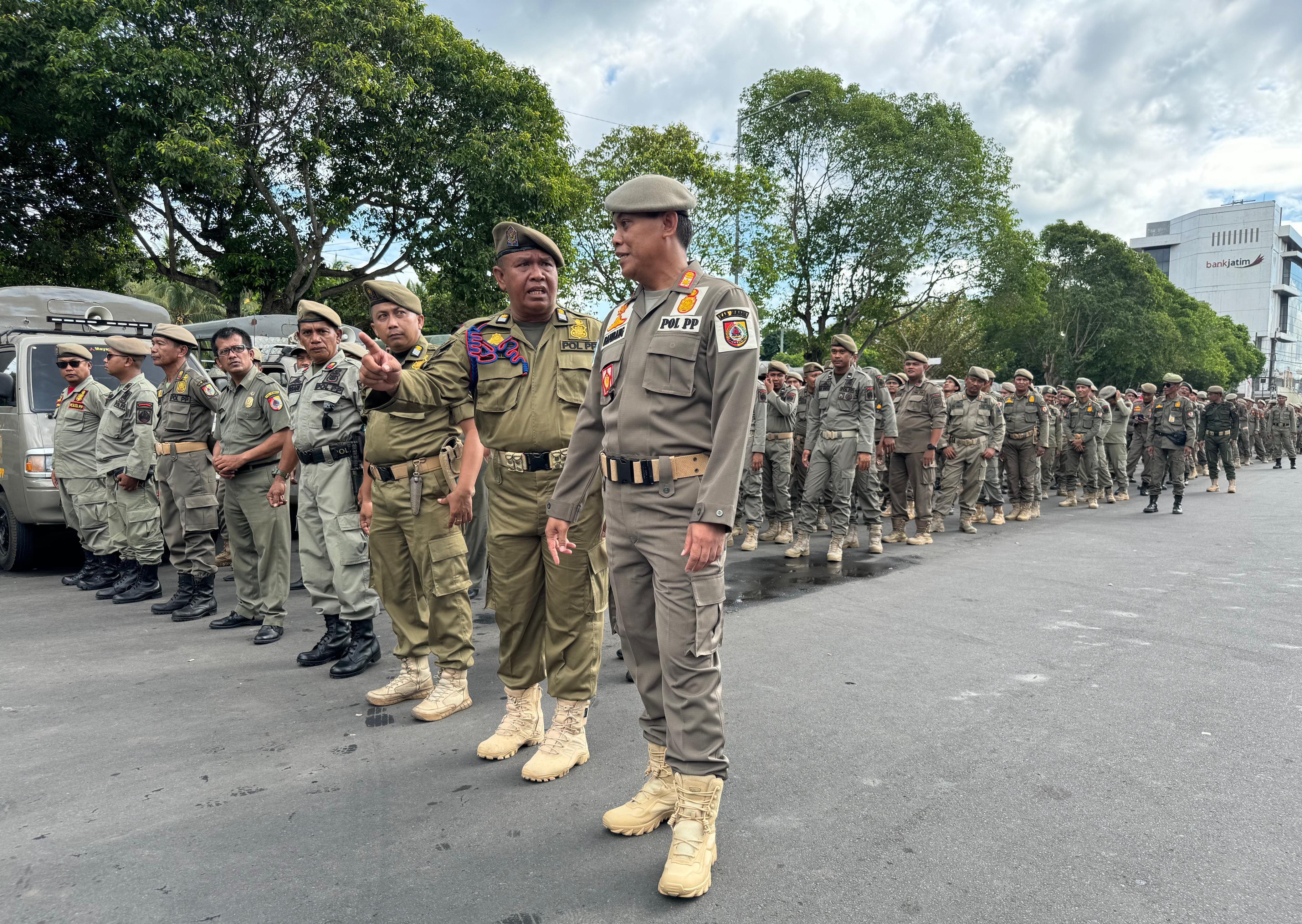 APEL: Anggota Satpol PP Jember melakukan apel persiapan penjagaan pemilu di Jalan Sudarman, depan Kantor Pemkab Jember, Senin (5/2) pagi. Besok, Rabu 6 Maret, Jember akan menjadi tuan rumah HUT Satpol