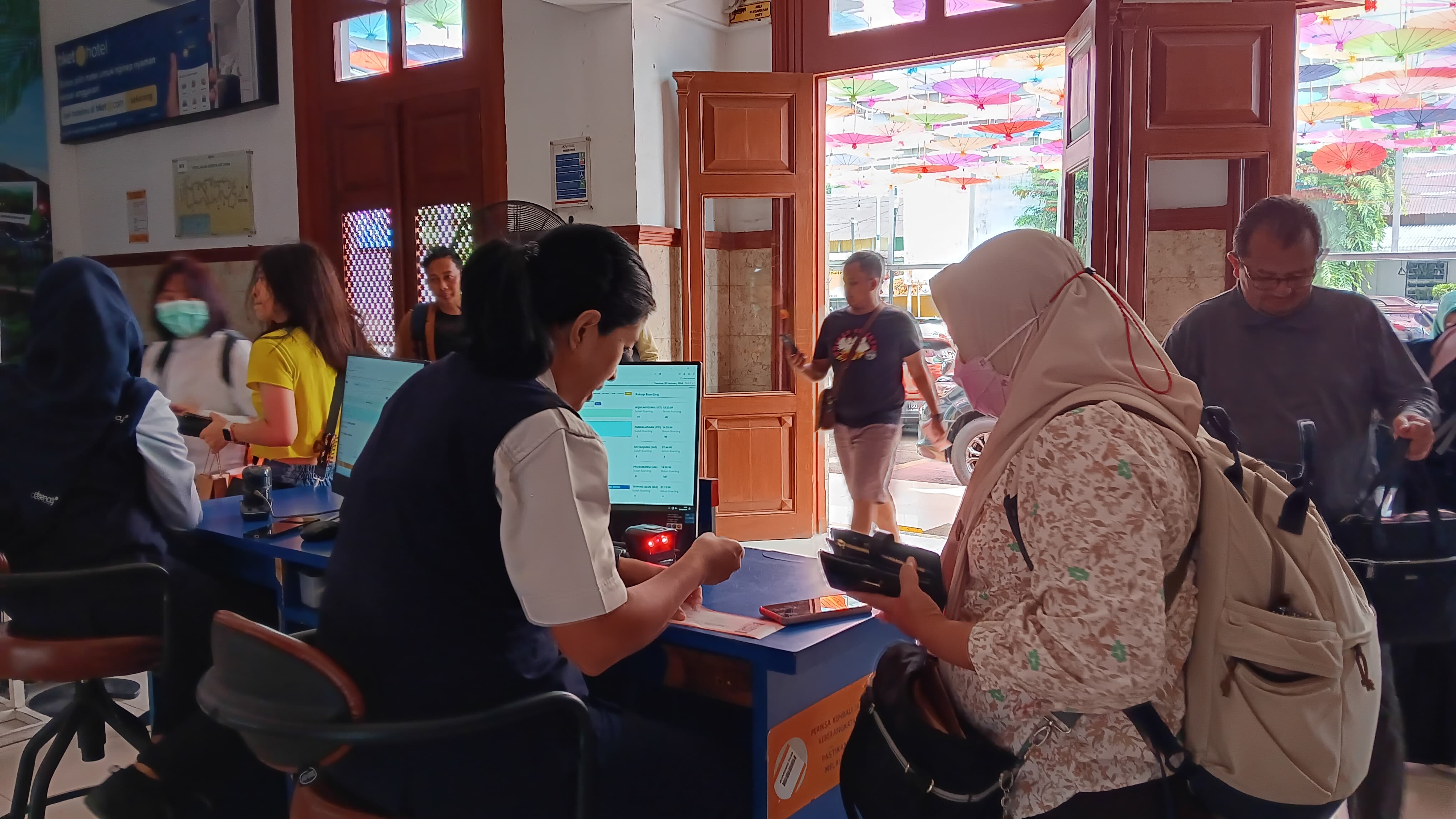 CEK: Petugas KA melakukan pengecekan tiket di Stasiun Jember. (M ADHI SURYA/RADAR JEMBER)