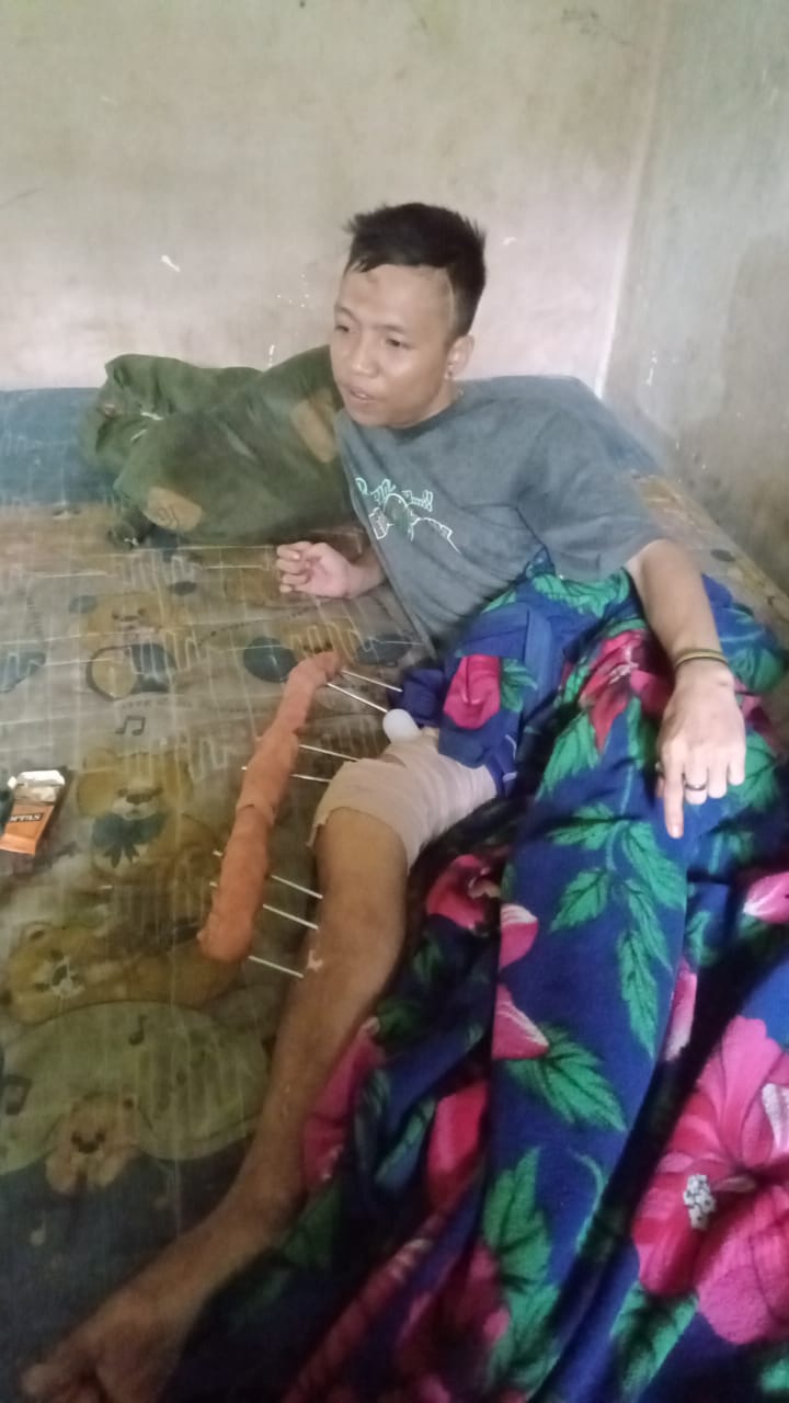 DIRAWAT: Foto tangkapan video saat Fathur warga Baratan masuk ke RSD dr Soebandi, kemarin (4/6).(ABDUL MUIZ/RADAR JEMBER)