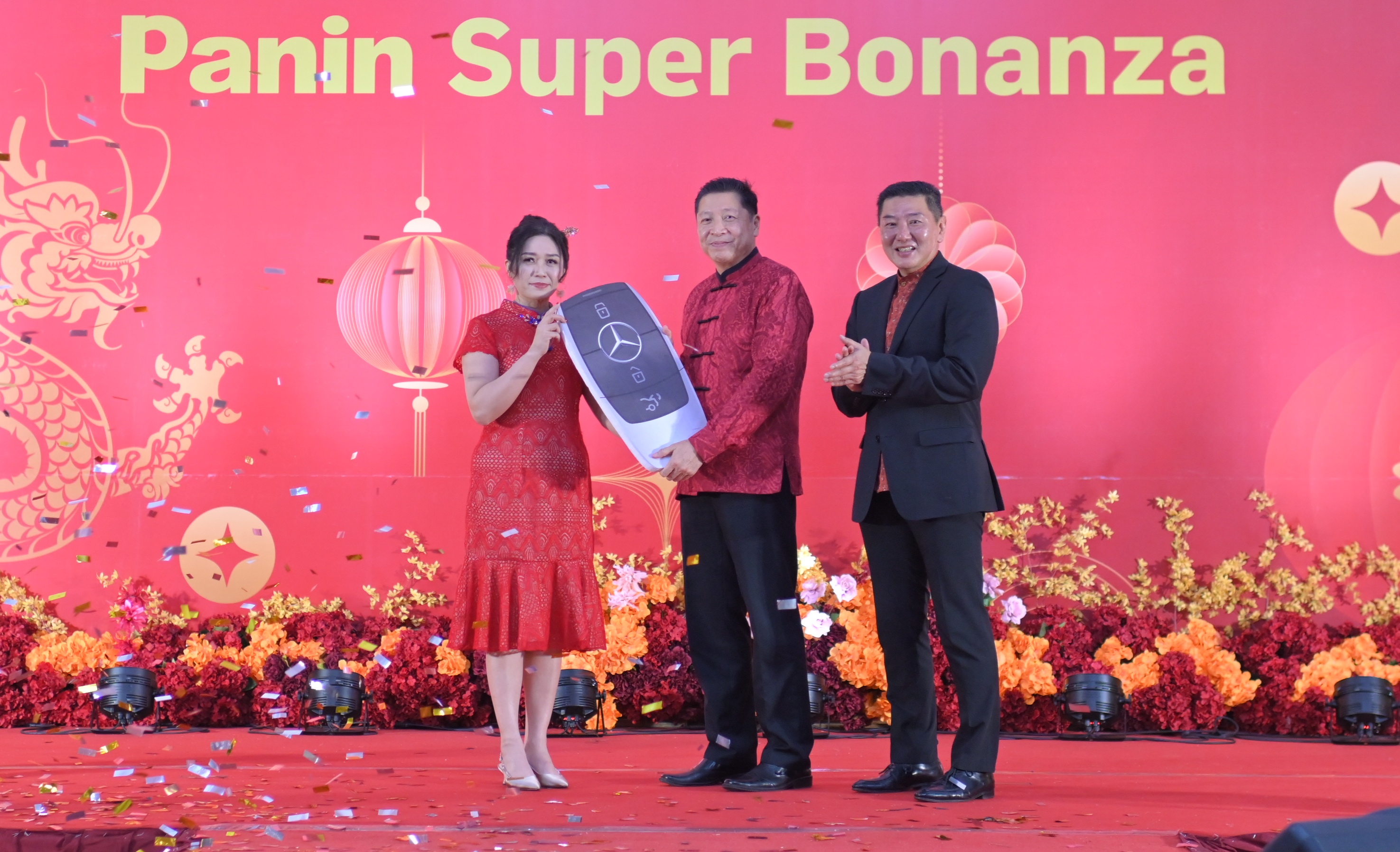 Penyerahan hadiah utama program Panin Sper Bonanza berupa Mercedes Benz A 200. (Foto: PaninBank)