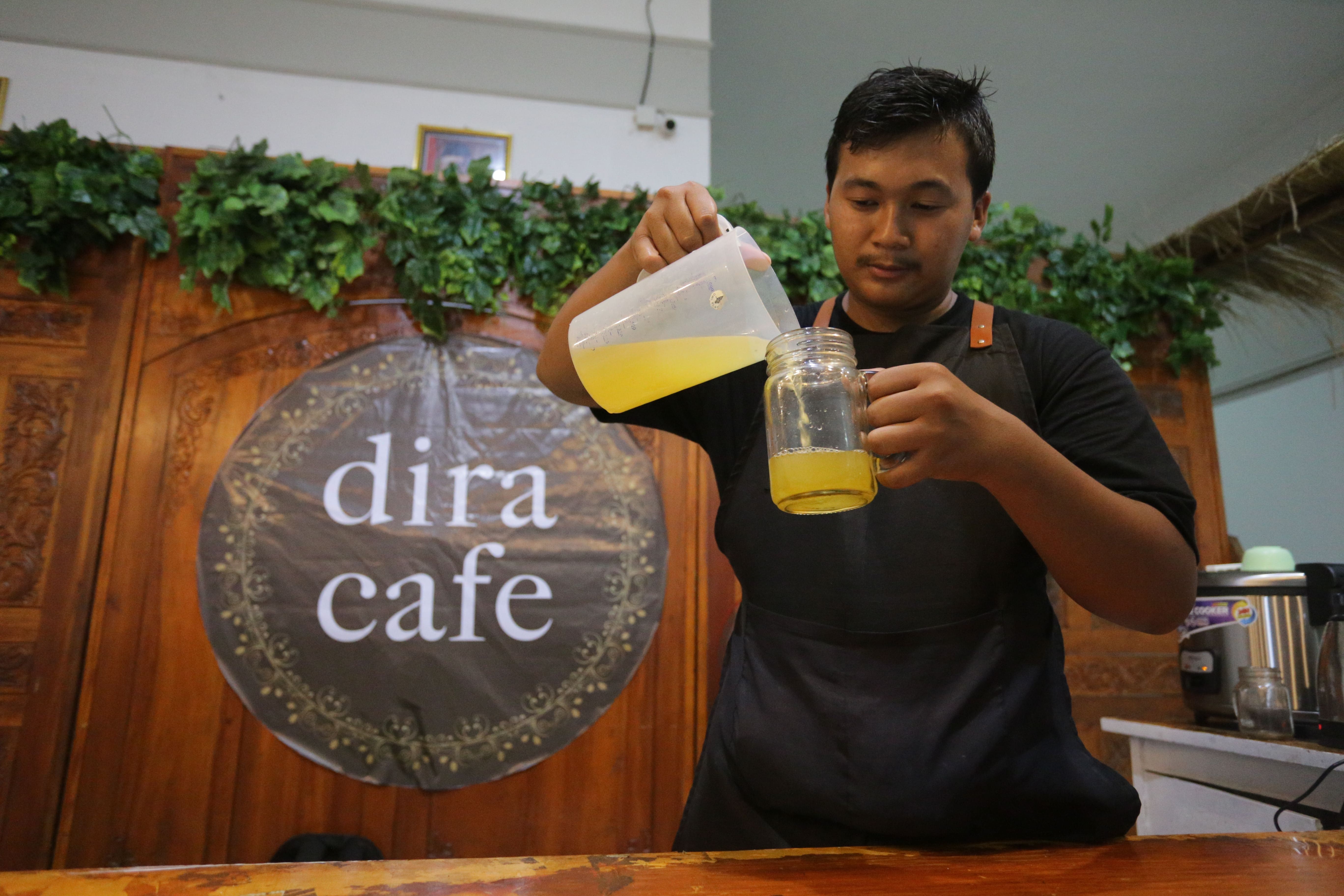 SIGAP: Waiter Dira Cafe meracik minuman pesanan pelanggan di Expo JOGed, BSG Kaliwates, kemarin.(AZZQAL AZQIYA