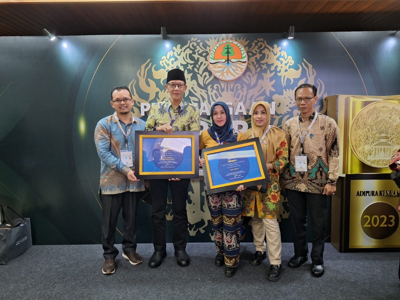 MEMBANGGAKAN: Wabup Jember MB Firjaun Barlaman menerima sertifikat adiwiyata tahun di  di Gedung Manggala KLHK RI, Selasa (5/3) siang.