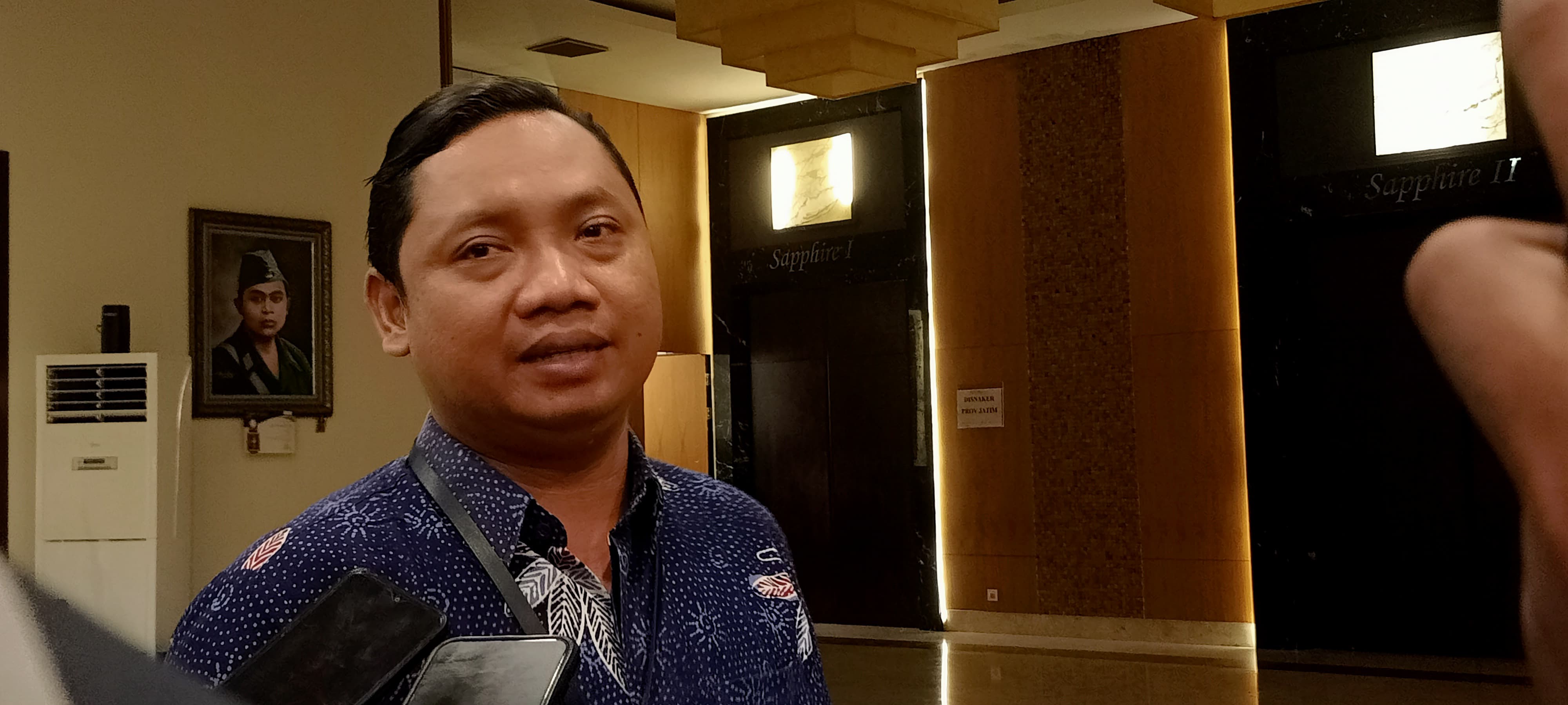 PROTES REKAPITULASI: Tim advokasi dan beserta saksi dari PPP dan PAN, saat keluar seusia dari forum mediasi, pleno rekapitulasi kabupaten, di Aston Jember, Selasa malam (5/3).(MAULANA/RADAR JEMBER)