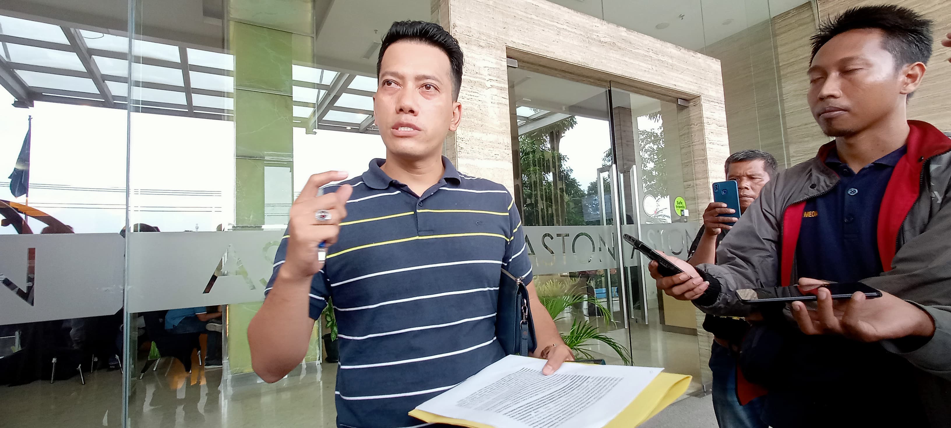 TUNTUT KEADILAN: Tim advokasi dan hukum DPW PAN Jatim, Habib Zaini, saat memberikan keterangan pers, di sela-sela forum mediasi pleno rekapitulasi kabupaten, di Aston Jember, Rabu (6/3).(MAULANA/RADAR
