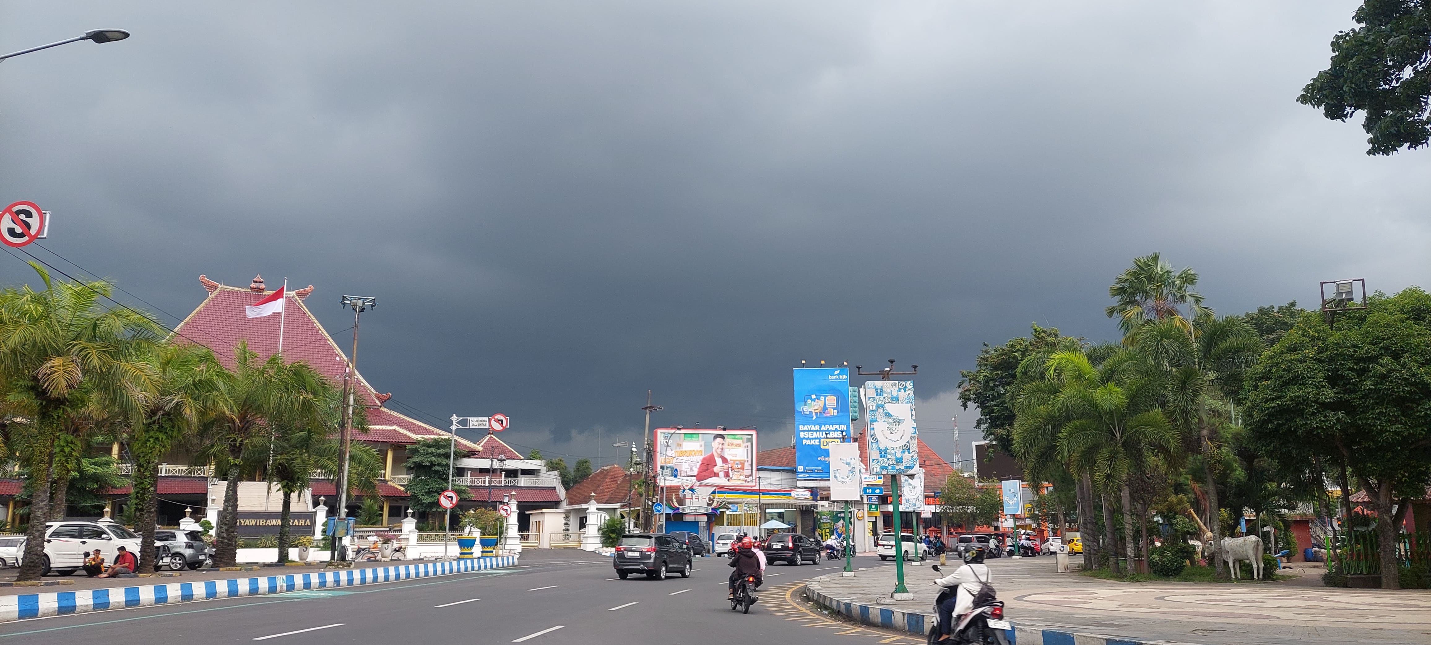 KELABU: Kondisi cuaca di wilayah kota Jember yang diselimuti awan mendung.(JUMAI/RADAR JEMBER)